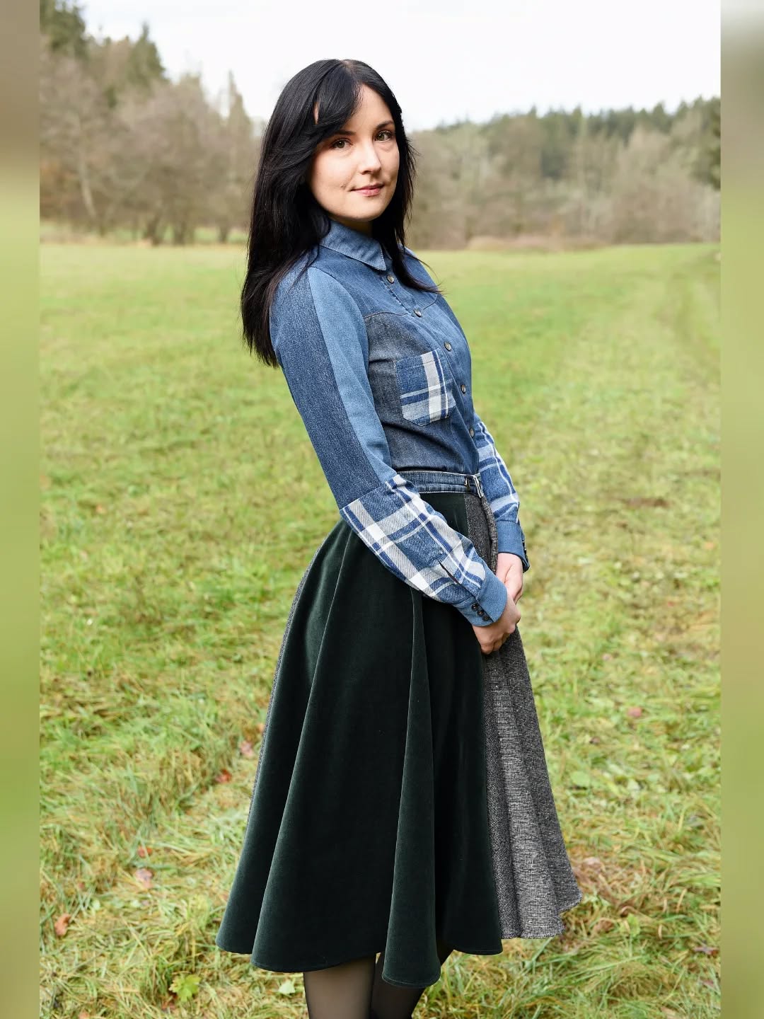 Mode ist oberflächlich. 👁
Ein Spiel der Identitäten.💠
Schnelllebige Mode schadet der Umwelt und trägt zu Ungleichheiten in unserer Gesellschaft bei. 🔻
Und Mode ist ein Wichtiges Mittel sich auszudrücken.
♥️ Mode und Stil ist nicht das Selbe.
Wer Stil hat, braucht keine Trends.
Und Stil entsteht durch Liebe, zur Qualität, zum eigenen Körper, zu sich selbst und für unseren Planeten.
🥰 Denn dann entscheiden wir uns für die Hochwertigkeit unserer Kleidung, für die Pflege und für die Reparatur unserer Lieblingsstücke.
Mode, ein großes Wort mit vielen Bedeutungen.
Welche Bedeutung hat sie für dich? 😉
#fashionondemand #slowfashion #slowfashionpassion #sustainablefashion