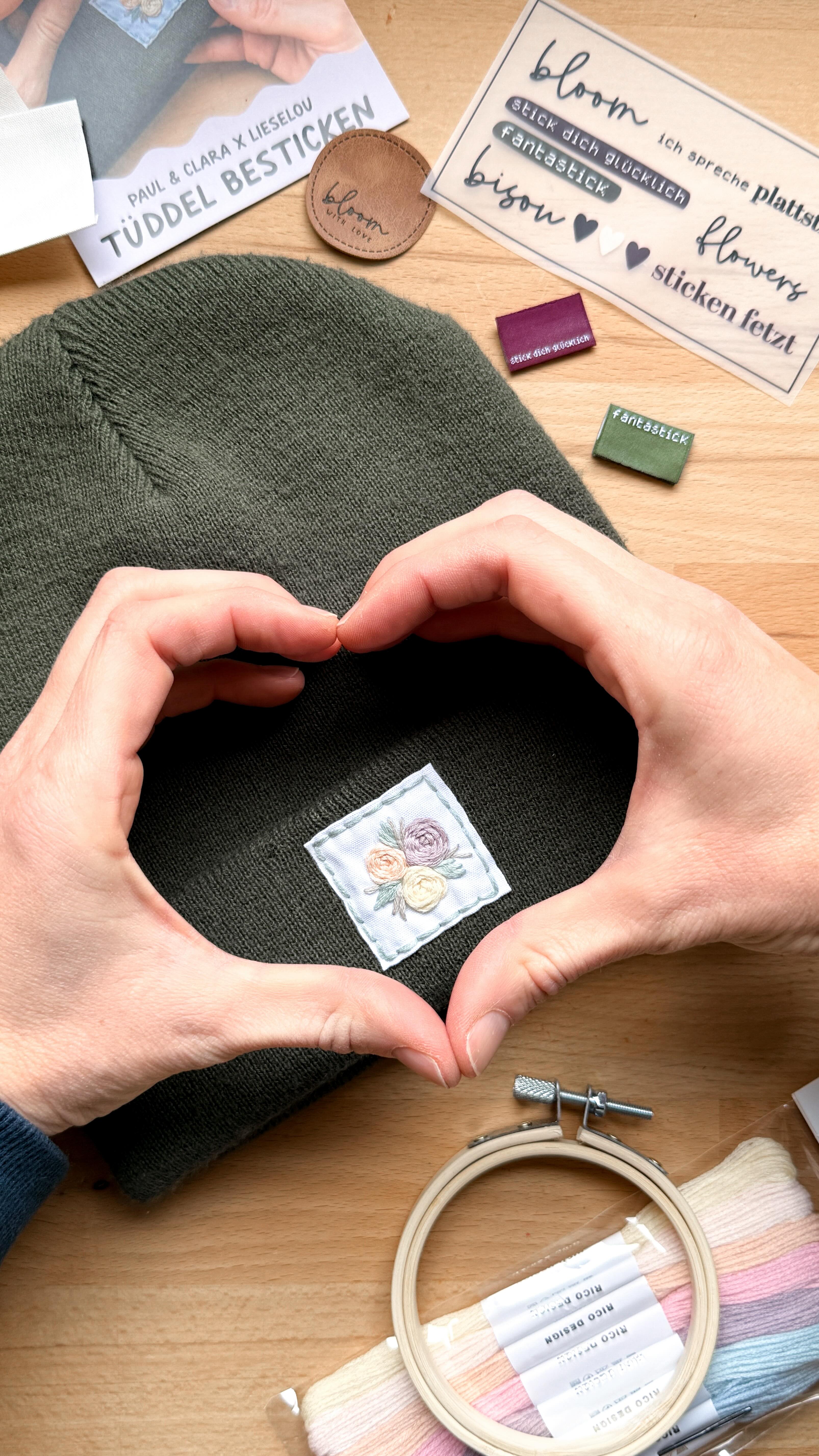 Ich freue mich sehr, dass ich dieses Jahr Teil der Women Edition des Tüddel Kalenders von @paulundclara sein darf. 𝚆𝚎𝚛𝚋𝚞𝚗𝚐
Mein Set enthält alles, was du brauchst, um dir ein kleines Label mit einem feinen Blumenmotiv zu besticken – ein ruhiges, schönes Mini-Projekt für zwischendurch.
Mit dabei sind:
• ein Stickrahmen
• ein bestickbares Kunstleder-Label
• passende Weblabel
• Bügel-Patches
• zusätzliches Stickgarn und Nadel
• und die Vorlage für das kleine Blumendesign
Ein rundes Set für alle, die gerne etwas Persönliches gestalten und ein kleines DIY für sich einbauen möchten.
Ich bin sehr gespannt, wie eure Ergebnisse aussehen. 💛
