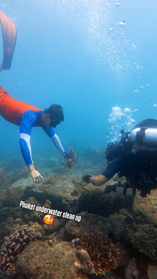 When the Thai mermaid @psiscott from @seayoustrong and @greenguardians.asso join their 2 hands to clean the reef in Koh Waew (Phuket) 🙏🫶🇹🇭💪🫰. Proud to be a part of it 🥰