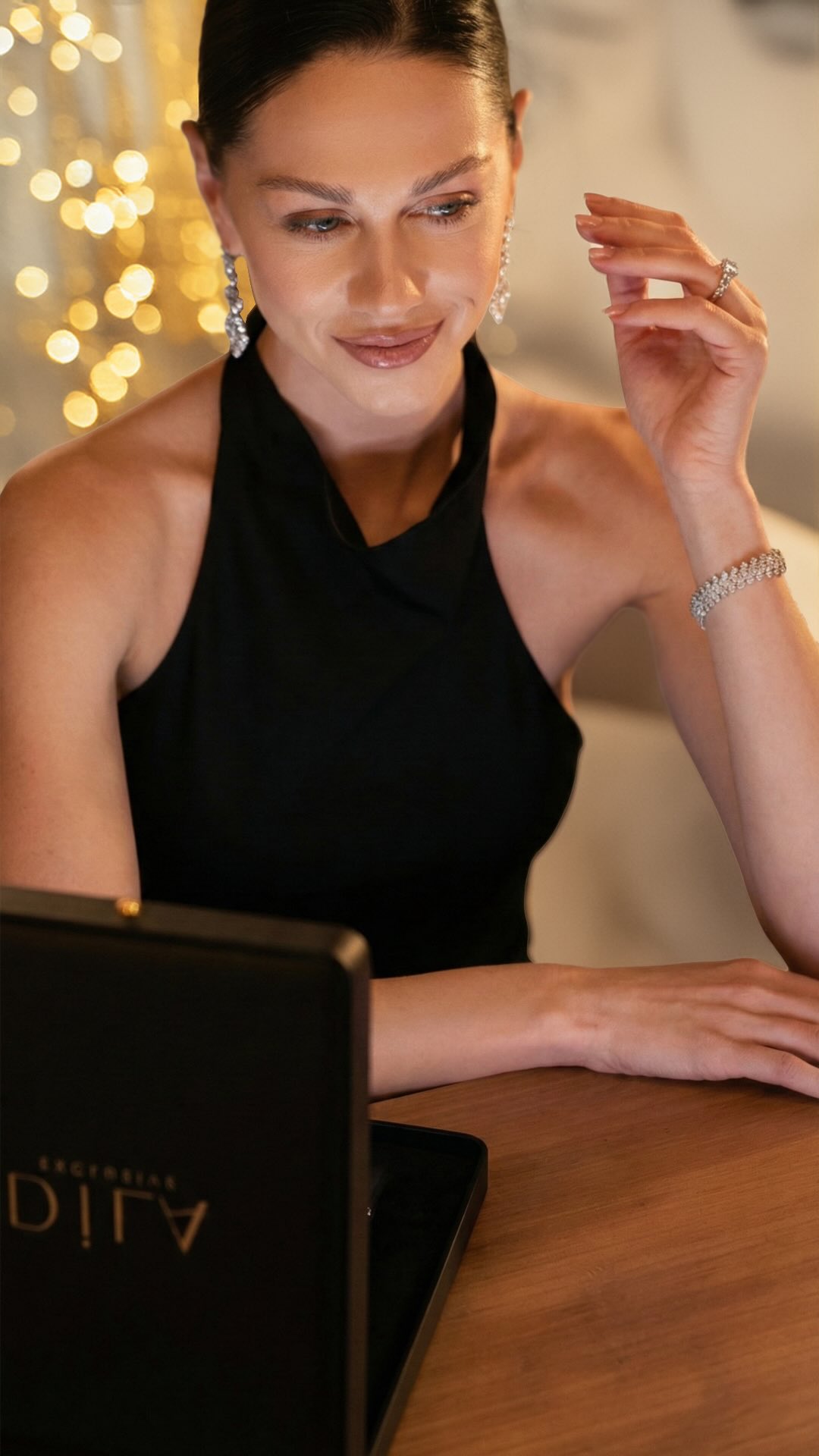 The silence before the reveal. That split second where anticipation turns into pure emotion. It’s not just about what’s inside the box, it’s how it makes you feel when you wear it.
Unspoken luxury.
#DilaExclusive #TheReveal #FineJewelry #IntimateMoments