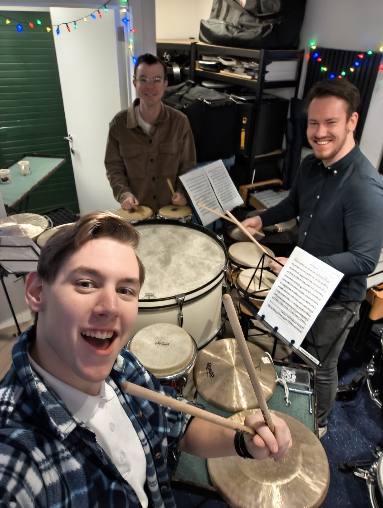 Onze slagwerkers oefenen nog een laatste keer om Joep zaterdag een handje te helpen tijdens zijn zoektocht door Lapland ๐
๐ผ
Wie zien wij zaterdag om 19:00 in de kerk? ๐ฒ