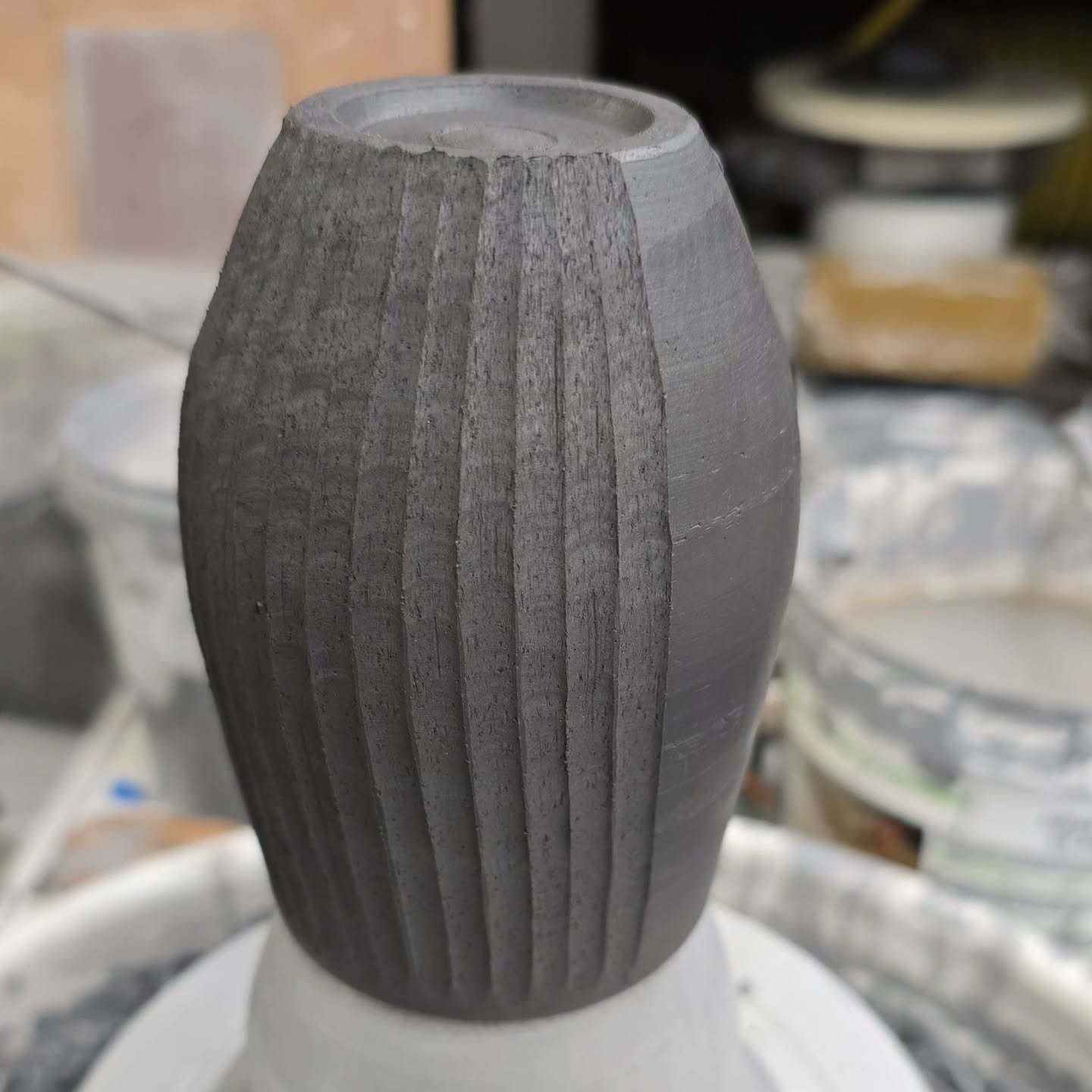 Shinogi is a Japanese scalloping technique that I learned from @kasenpottery, it was my first step into carving when I took his course back in 2019, I fell in love with it then and while my style of carving has changed drastically from this, it's nice to just go back to basics and practice those steady hand techniques. ๐