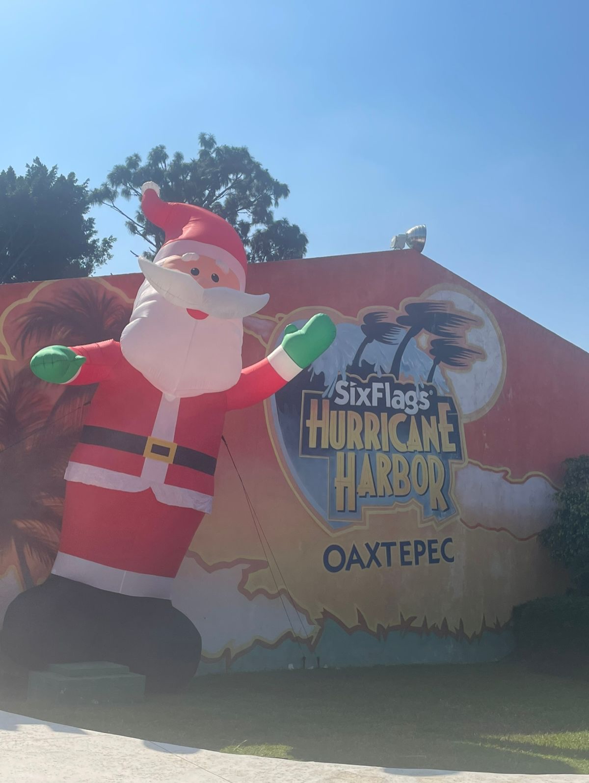 Estamos en vísperas de la navidad! Y @sixflagsoaxtepec tiene todo para días llenas de magia y diversión