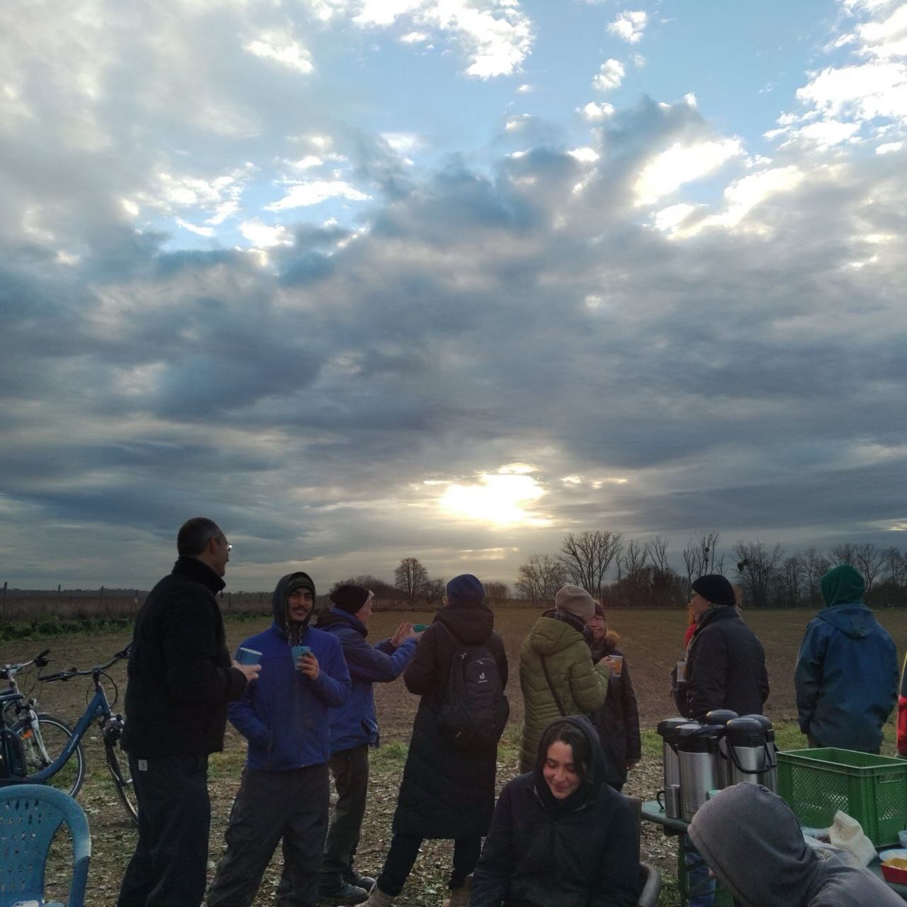 Heute gab es die letzte Gemüseausgabe in diesem Jahr, dazu Glühwein, Kinderpunsch, Lagerfeuer und Geselligkeit und obendrauf noch neue Gummistiefel. Danke ans Gartenteam für die Einladung und die tolle Idee. #trendsetterinlucy #glühwein #kinderpunsch #lagerfeuer #gummistiefelsinddieneuenflipflops #solawi