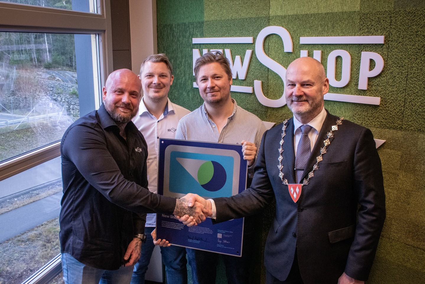 Miljøfyrtårn-sertifisert!🌱🌍
Vi i New Shop er stolte av å kunngjøre at vi har mottatt Miljøfyrtårn-sertifisering, overlevert av ordføreren i Ås! Dette er et stort steg i vårt arbeid for en grønnere fremtid💚
Takk til alle som har bidratt til å gjøre dette mulig!
#Miljøfyrtårn #Bærekraft #NewShop #Ås