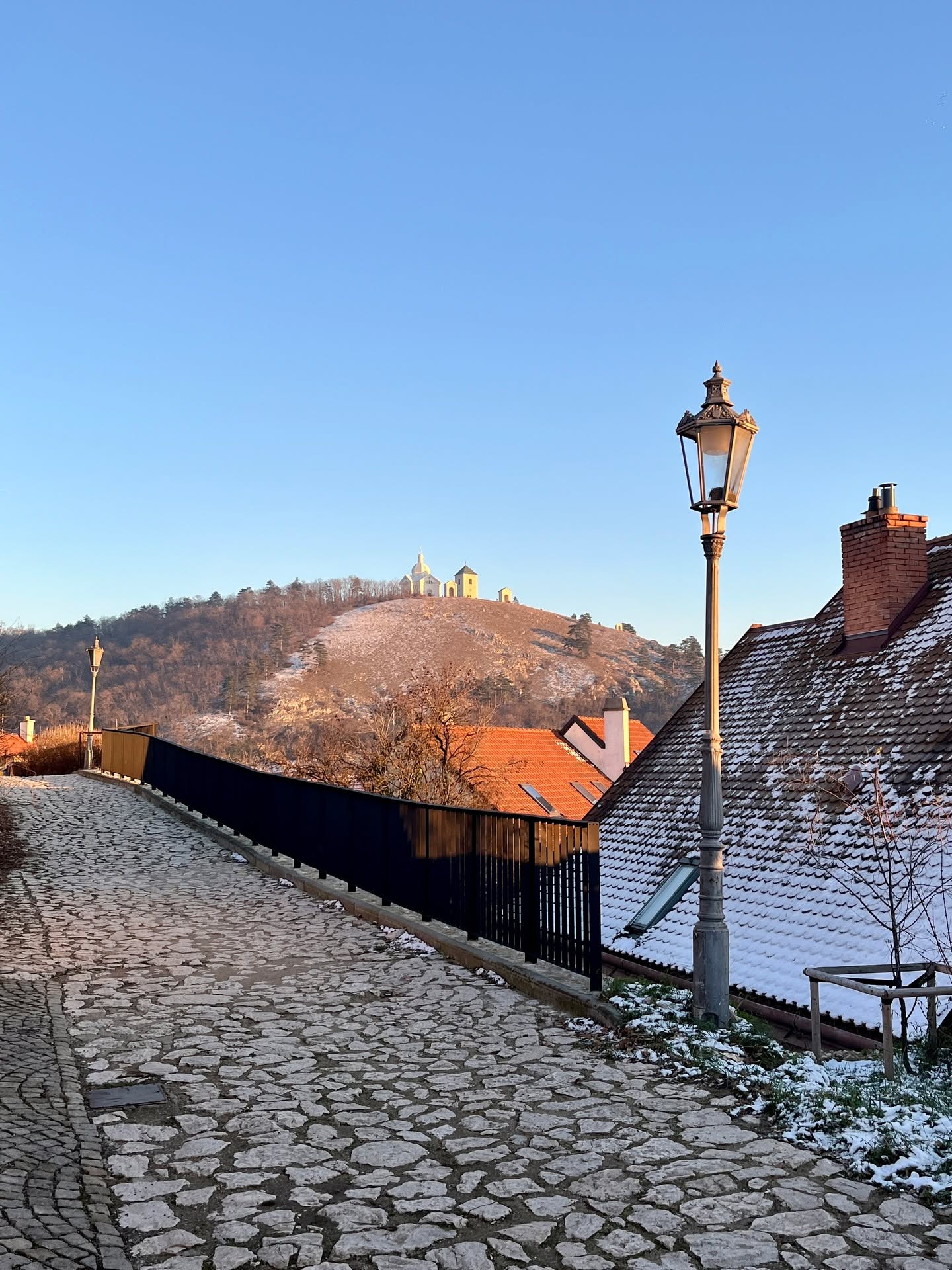 Zima – (c) Václav Kříž
.
#sebastianus #svatykopecek #svatykopecekmikulov #mikulov #nikolsburg #dietrichstein #vondietrichstein #morava #jiznimorava #südmähren #mähren #moravia #southmoravia #snih #schnee #schneefall #snow #snowing #winter #zima #lamp #lampa #lampe #cesta #weg