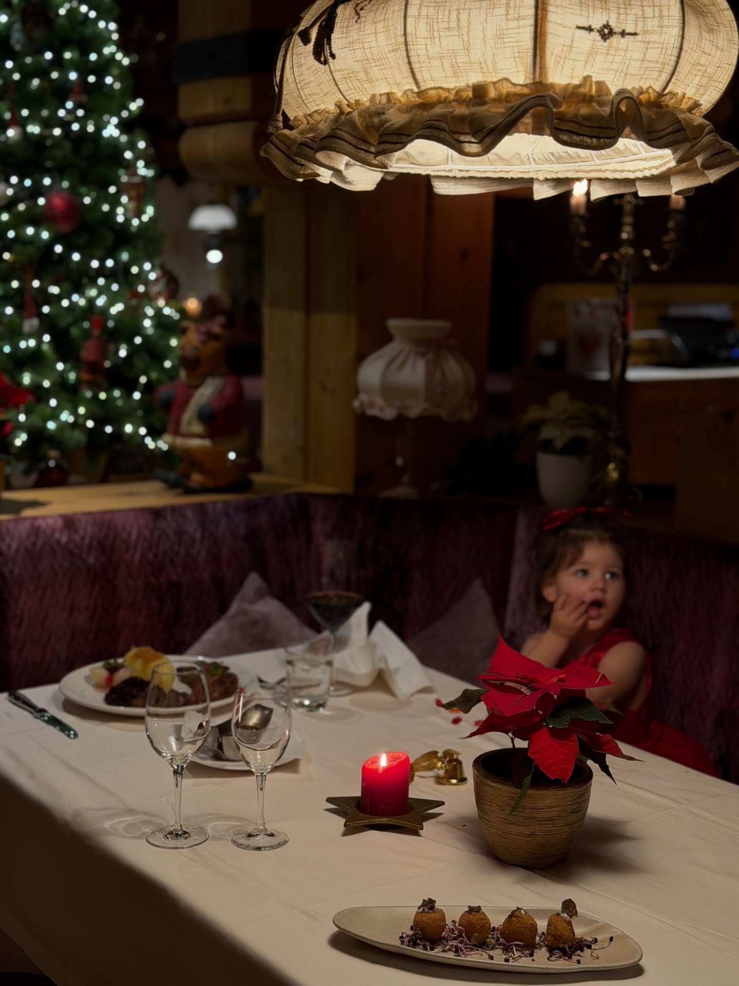 Weihnachtliche Stimmung liegt in der Luft – und mit unseren kleinen Gästen wird sie ganz besonders schön. ❤️
Kinderaugen zum Leuchten bringen, lachen, staunen und gemeinsam die Magie der Weihnachtszeit genießen – genau darum geht es. 🌟
Wir wünschen euch eine wundervolle, besinnliche Zeit voller kleiner und großer Momente. ✨
#Weihnachtszeit #WeihnachtlicheMomente #KleineGäste #Kinderlachen #BesinnlicheZeit
