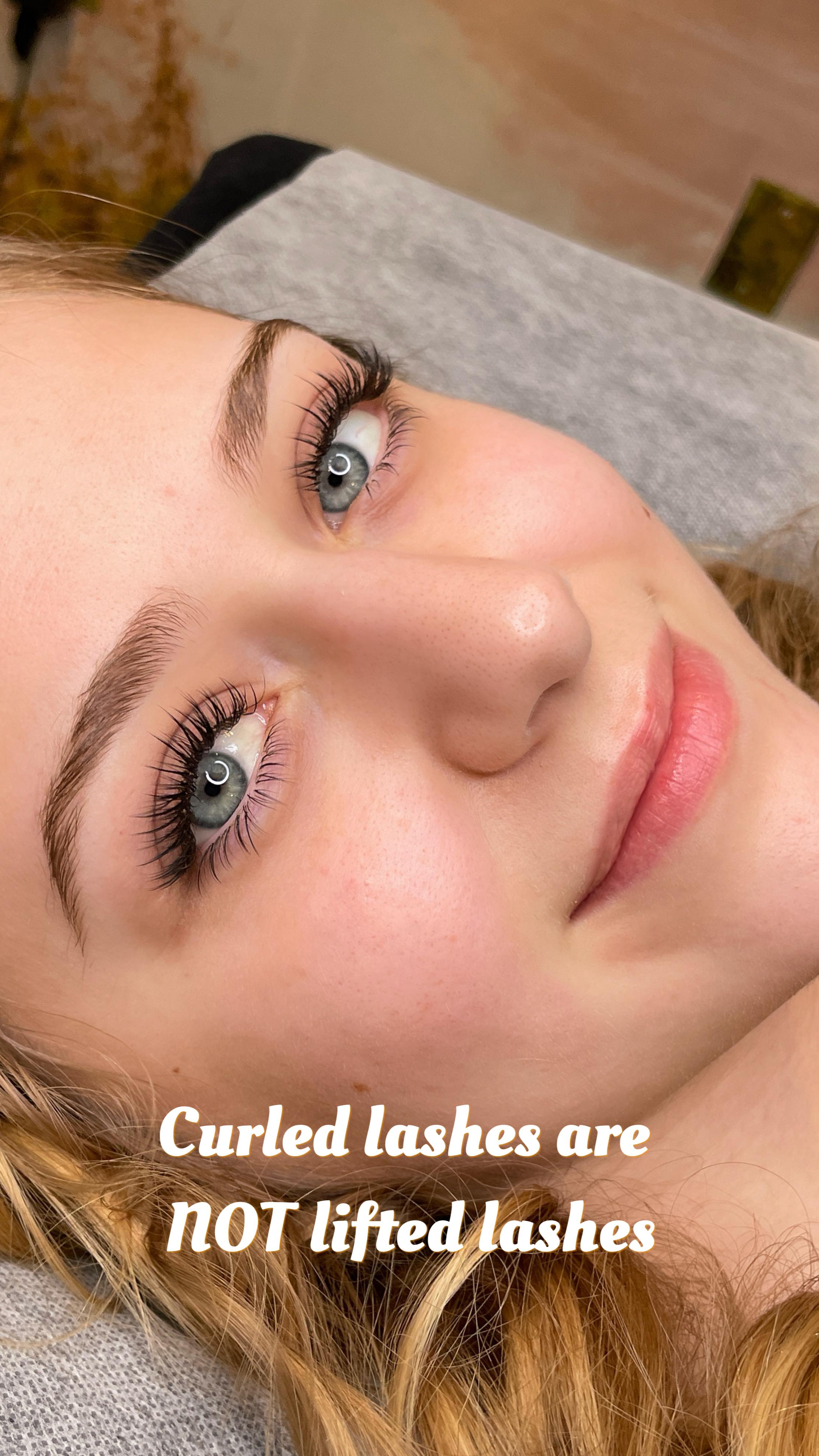 ❌ Lifted effect = curly + long lashes
✅ True lifting = structure + precision mapping
Everyone wants an open, lifted eye shape — but not everyone wants a full volume set.
Yet I’ve seen so many sets with long, curly, heavy lashes that still don’t do the job.
The motto “the more curl, the better” never works — because curled lashes are NOT lifted lashes.
A truly lifted result is a combination of:
• Precise, customized mapping (not cookie-cutter application)
• Proper technique (tweezer angle & placement)
• The right curl choice — not the strongest one
Design and customization are essential, so you can achieve the lifted eye shape you dream of without sacrificing comfort, a natural look, or confidence ✨
Details matter. Precision is power. 💯💪
💌 DM to get a customized set that truly feels like you. ✨