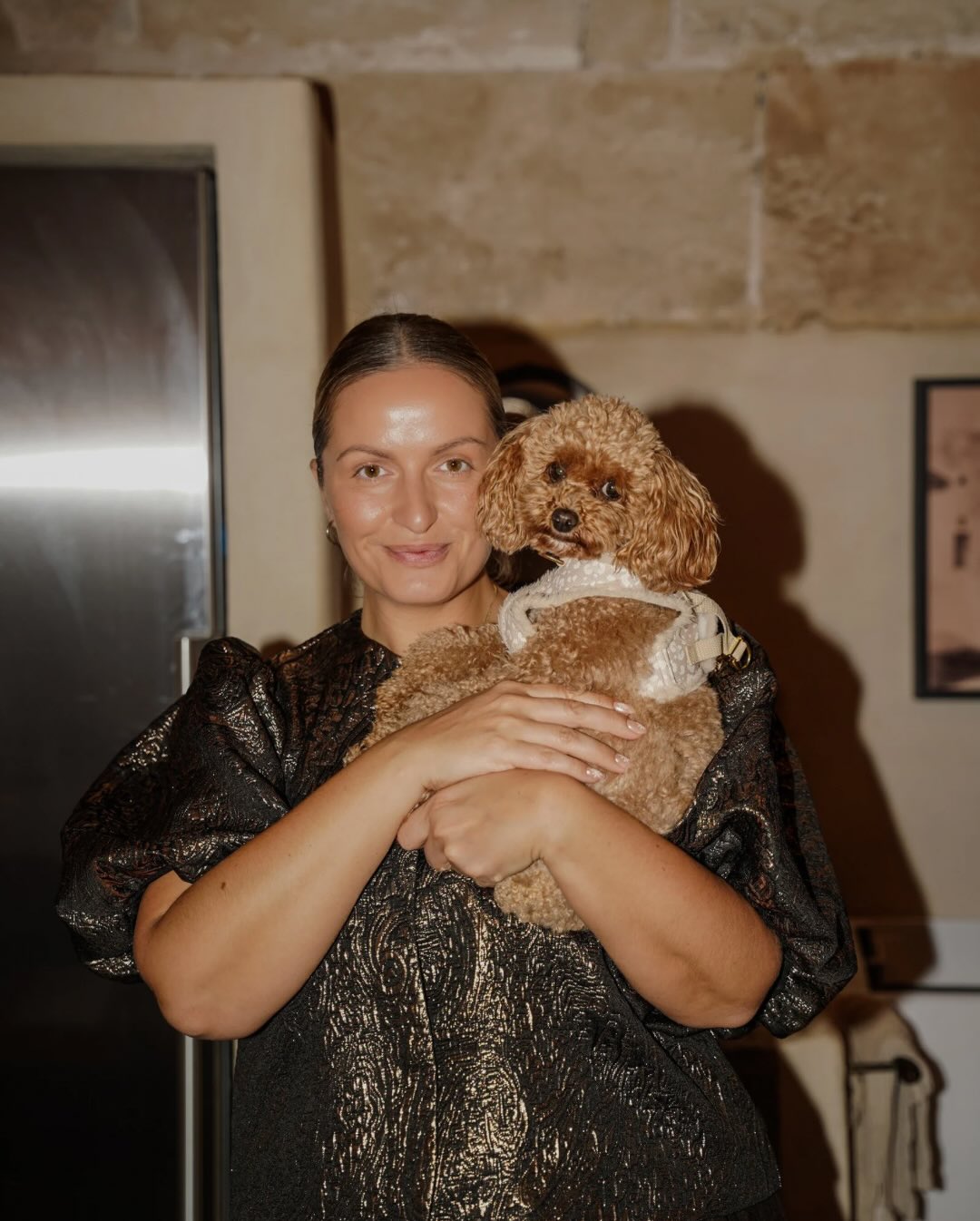 Dieser Abend hat mir wieder gezeigt, warum ich das hier alles mache und dass aus einem Instagram Account echte Begegnungen entstehen können.
Ich habe Ende März diesen Jahres meinen ersten richtigen Post hier geteilt. Ohne großen Plan. Ohne zu wissen, was daraus entstehen könnte. Und jetzt stehe ich neun Monate später in einer Küche in Palma, umgeben von so vielen wunderbaren Frauen, die ich ohne diesen Account nie kennengelernt hätte. Frauen aus meiner Community.
Dieser Abend hat mich völlig überwältigt.
Nicht laut. Nicht spektakulär. Sondern warm. Ehrlich. Verbunden.
Danke an jede einzelne von euch, die da war. Für eure Offenheit. Eure Geschichten. Euer Vertrauen. Dieser Abend hat sich angefühlt wie ein sicherer Raum. Und während ich das hier schreibe, laufen mir tatsächlich die Tränen. Vor Freude. Vor Rührung. Vor Dankbarkeit.
Danke an @moltak_kitchenlife_ , dass ich dieses Event bei euch machen durfte. Eure Location ist nicht nur wunderschön, sondern fühlt sich einfach richtig an. Und eure Kochkurse sind eine ganz große Empfehlung.
Danke an @janni.dv , die mit so viel Ruhe, Herz und Können durch den Abend geführt hat. Ich lieb dich!
Danke an @son.juliana für den Wein.
Danke an @inselkette.de , die jede von euch mit nach Hause nehmen durfte.
Danke @viktoriacrossd für die schönen Bilder.
Danke an meine Freunde hier auf der Insel und in der alten Heimat.
Danke an meine Familie.
Danke an euch alle, die mich begleiten, supporten und tragen.
Ich weiß jetzt schon, dass das nicht das letzte Community Event war. Nächstes Jahr anders. Größer gedacht. Regelmäßiger. Mit noch mehr Raum für Begegnung. Und vor allem ganz wunderbaren Inselmomenten.
Heute fliege ich mit einem ganz warmen Gefühl nach Deutschland. Und ich freue mich jetzt schon unglaublich darauf, in ein paar Tagen zurückzukommen und diesen Weg mit euch gemeinsam weiterzugehen.
Mallorca hat mein Herz.
Und ihr auch. 🤍🌴✨