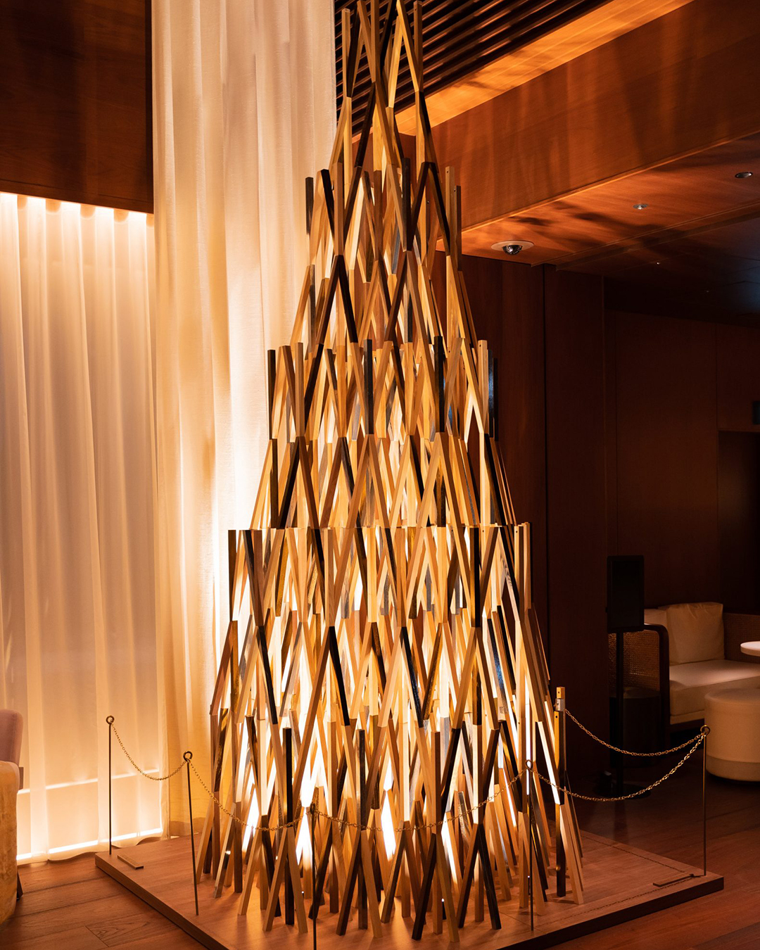 Architectural Christmas Trees 💡
@kkaa_official has designed a series of Christmas trees using natural materials and innovative construction techniques. The installations combine traditional festive elements with contemporary architecture, resulting in striking, environmentally conscious seasonal displays.
Each tree showcases meticulous craftsmanship and attention to detail, transforming familiar holiday symbols into inspiring works of design. These installations highlight how creativity can redefine festive spaces.
#KengoKuma #ChristmasDesign #ArchitecturalDesign #InnovativeDecor