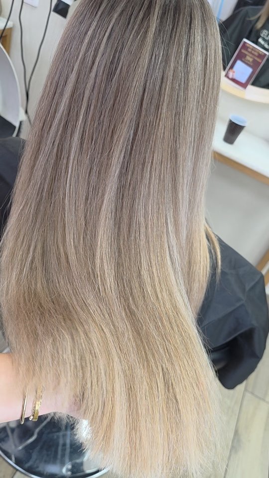 🎄 Défi de Noël accepté… et relevé ! 🎄
4 heures de babylights sur une chevelure XXL, très épaisse 💪✨
Autant dire que ce n’était pas un petit challenge… mais mission réussie ✔️
Un résultat tout en douceur, lumineux et naturel 🤍
Et surtout une cliente adorable, pour sa première visite chez nous 🥰
Quand le temps, la technique et la passion se rencontrent… la magie opère ✨
Merci pour votre confiance et bienvenue au salon 💫
#HairGoals
#BeforeAfter
#HairTransformation
#BlondeHair
#Babylight