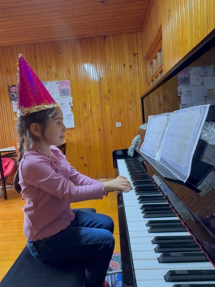 Yeni yıla çokca hazır olan öğrencimiz Meva🎄🎊🥰. Parçada küçük bir unutkanlık yaşamış olabilir, ama biz yeni yıl ruhunu yaşatmaya devam ediyoruz. Her anı değerli ve güzel🐣🤍🥳🎉🎈…