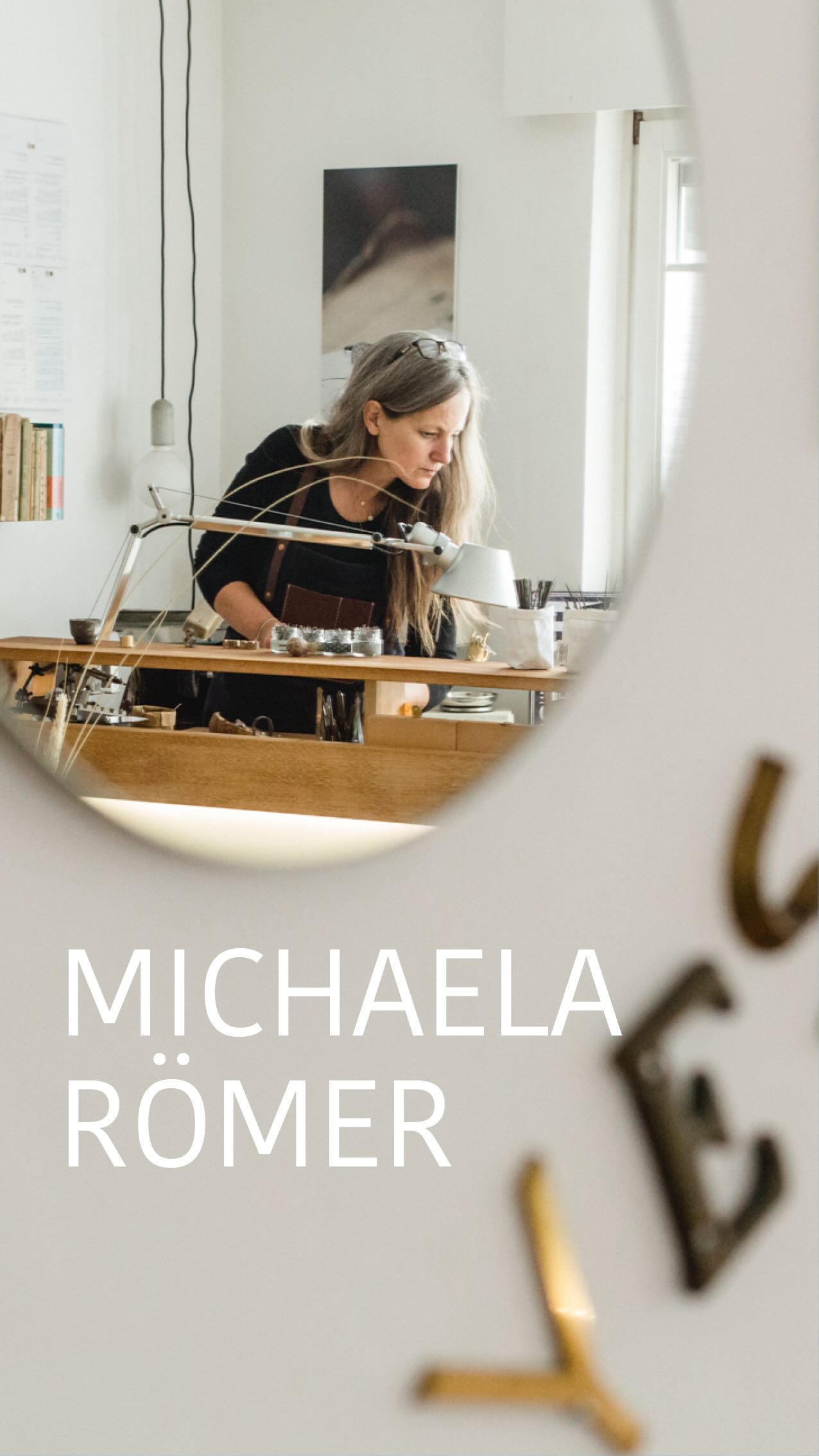 Michaela Römer ist eine ganz besondere Goldschmiedin, die nicht nur mit viel Liebe und Meisterhand allerschönste Schmuckstücke in ihrer Werkstatt fertigt, sondern außerdem mit großem Herz und immer offenem Ohr die besonderen Ereignisse im Leben Ihrer Kunden begleitet. Zu HOCHzeiten, wenn sie außergewöhnliche Trauringe erstellt aber auch in TIEFzeiten, wenn sie aus alten Erinnerungsstücken wertvollen neuen Lieblingsschmuck fertigt.
Ich kenne Michaela nun schon einige Jahre und zusammengebracht hat uns meine eigene ganz tiefe Lebenszeit. Mitten in einer sehr herausfordernden Lebensphase verlor mein Mann damals seinen Ehering, worüber wir beide unendlich traurig waren. Wir wollten nicht einfach einen neuen kaufen aber mein Ring war zum Glück ein sehr breiter und massiver Goldring, den Michaela eingeschmolzen und aus dem sie zwei neue Ringe geschmiedet hat, die wir so sehr lieben. Es blieb sogar noch ein wenig Gold übrig und so hat Michaela für jede unserer drei Töchter noch einen kleinen Anhänger gefertigt. Wir sind nun also alle durch ein Schmuckstück verbunden und das beutetet uns die Welt. ♥️
Die einzigartigen Stillfotografien in diesem Video sind von der unglaublichen @darina_ludes
#Goldsmith #finejewellery #weddingrings #emotionalstories #trauringe