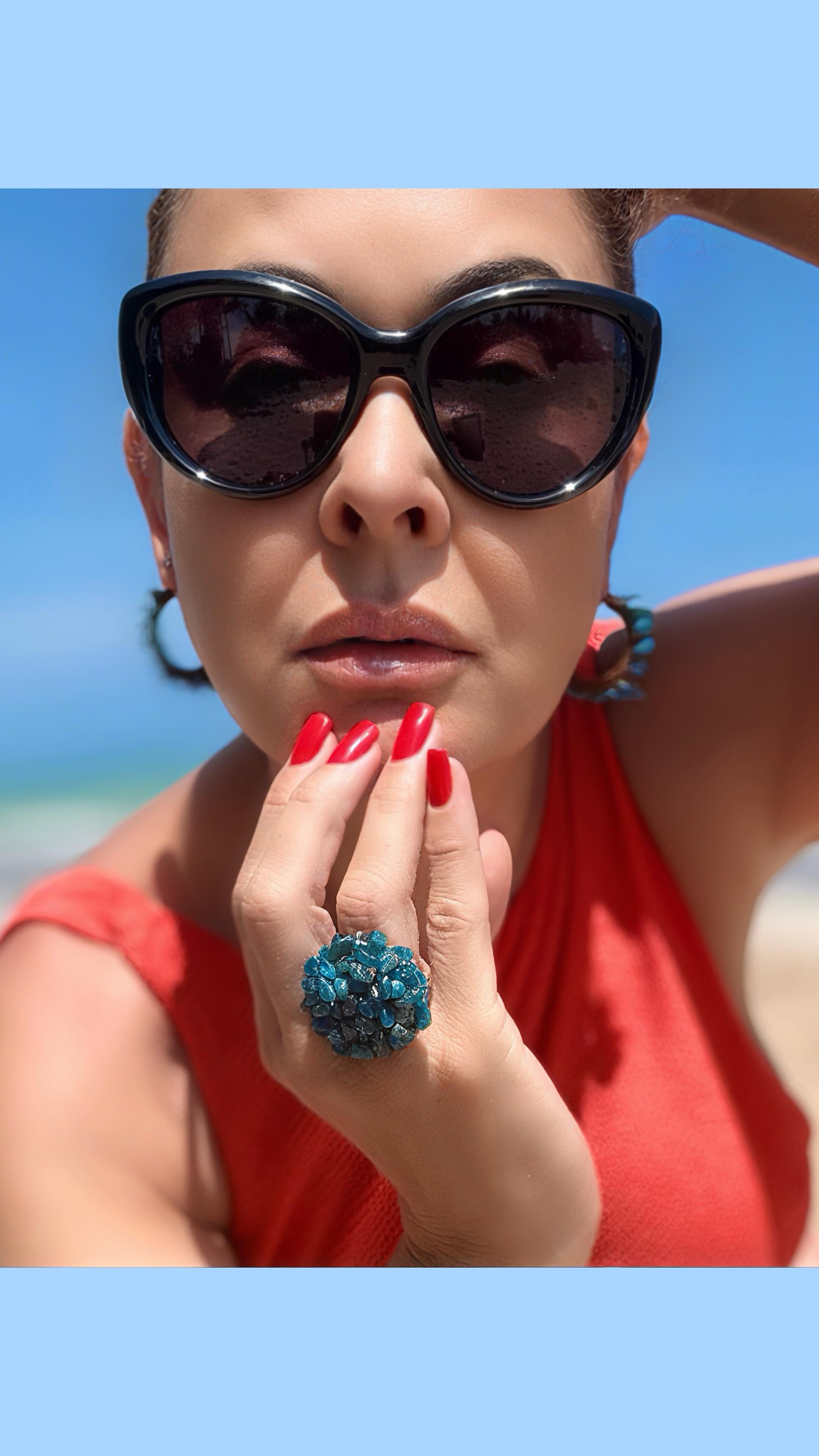 A energia do cristal aliada
à beleza da pedra, fazem um presente muito carinhoso para aquela pessoa especial neste Natal.
Brincos e anel em pedras apatita presas, uma a uma, no bordado macramê.
Para adquirir essas peças, acesse a nossa loja virtual e aproveite o FRETE GRÁTIS para compra de quaisquer produtos pronta entrega.
#anelapatita
#brincosapatita
#elegancianatural
#biojoiasexclusivas