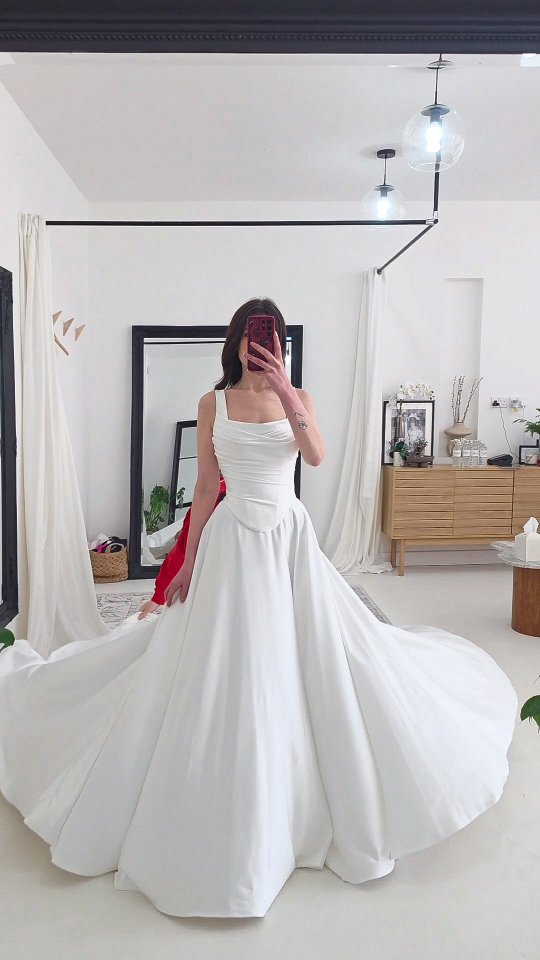 One skirt. Three looks. Endless luxury. 🤍
Artie by Eva Lendel, styled 3 ways in satin perfection.
Save this & book your bridal appointment today.
📞01724 645 058
📧 hello@elizabethkatebridal.co.uk
📍128 High Street Crowle DN17 4DR
📱www.elizabethkatebridal.co.uk
#BridalStyle #LuxuryBridal #BrideToBe