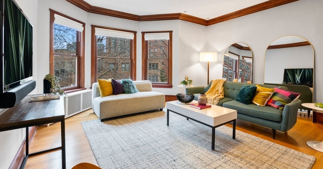 One of our favorite staging tips in action: use mirrors strategically to bounce extra light into a space — it always makes a space feel larger + brighter! #tipsandtricks #chicago #chicagorealestate #havenhomestager #chicagohomestaging #stagingworks #stagingsells #staging #homestaging