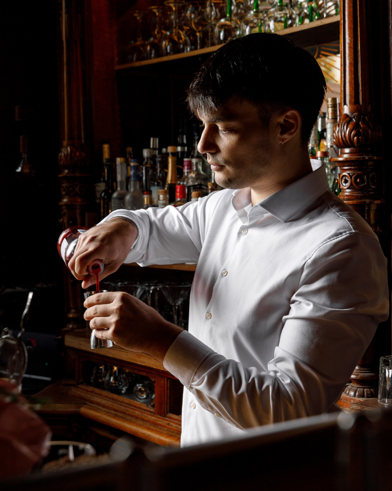 Wenn die Gläser klirren, das Licht etwas wärmer wird und an der Bar konzentriert gearbeitet wird – dann beginnt im Ludwigs die schönste Zeit des Tages.
Hier entstehen Drinks, die mehr können als nur gut aussehen: fein abgestimmt, mit Gefühl gemixt und serviert mit einem Lächeln. Ein Ort, an dem Handwerk auf Atmosphäre trifft – und jeder Abend seine eigene Geschichte schreibt.
#ludwigskarlsruhe #50jahreludwigs #barludwigs #drinksmitstil #karlsruhegenießt #afterworkmoment