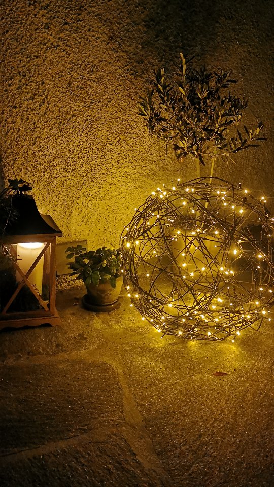 Mit meinem letzten Yogakurs gestern Abend schließt sich auch dieses Yoga-Jahr.
Und wow, wieder fühlt es sich an, als wäre die Zeit einfach davongeflogen. ⏳
Gerade das erinnert mich daran, wie wertvoll es ist, noch ein bisschen mehr innezuhalten, den Moment zu leben und ihn in vollen Zügen zu genießen und einfach dankbar zu sein.
Dieses Jahr war intensiv, lebendig, manchmal auch fordernd, doch vor allem war es getragen von so vielen berührenden Begegnungen mit euch.
Danke von Herzen für dein Vertrauen, deine Treue und dein Sein. Die gemeinsamen Momente bedeuten mir mehr, als Worte sagen können.🤍
Ich wünsche dir eine warme und entspannte Weihnachtszeit voller Freude, Liebe und bewusster Augenblicke.
Ich freue mich schon jetzt darauf, im neuen Jahr wieder gemeinsam mit dir auf der Matte anzukommen. 😍
Alles Liebe,
Petra
#reliefandflow #relief #flow #danke #froheweihnachten