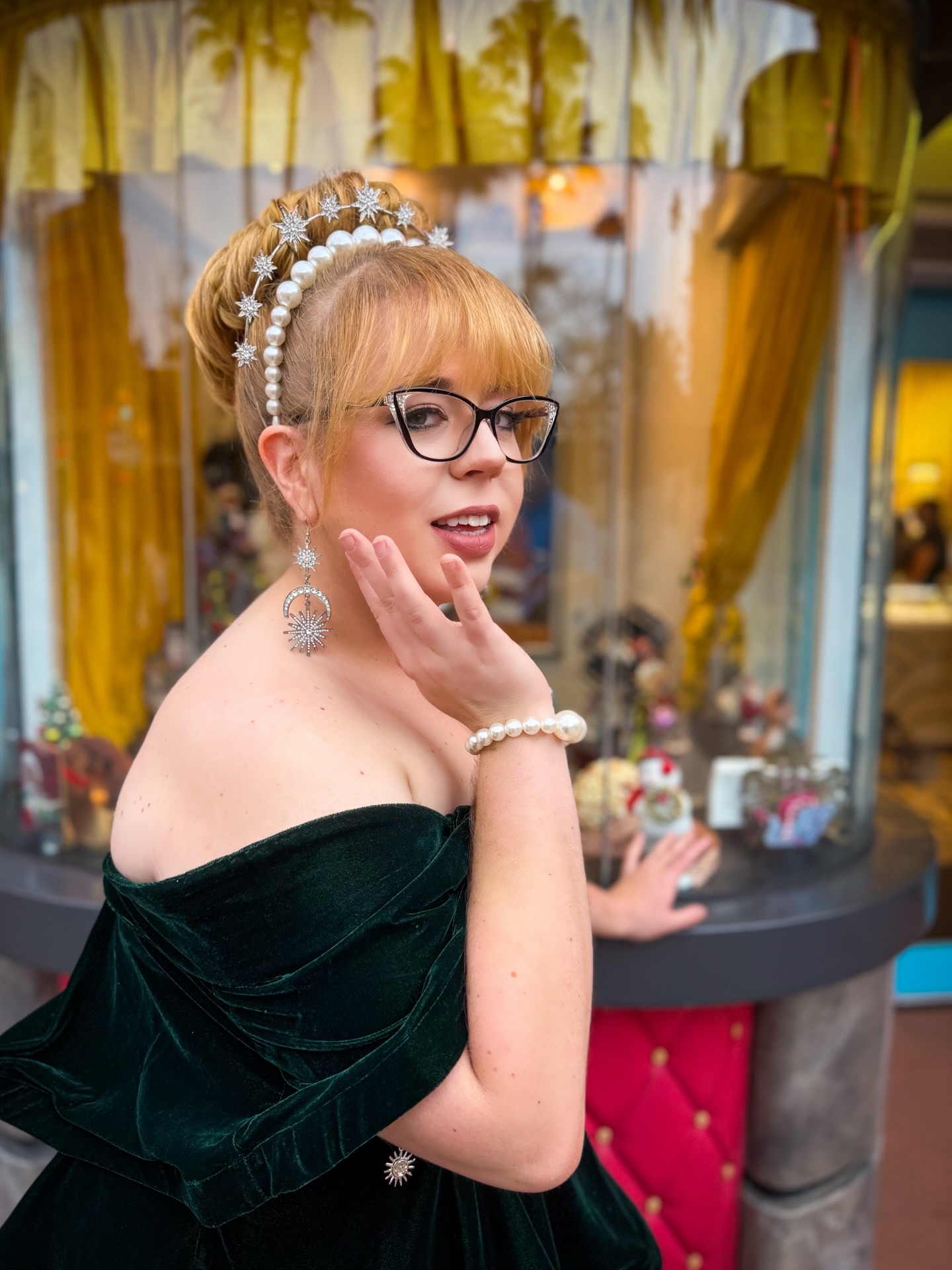Feeling glam this holiday season! 🎄✨
This whole look was VERY last minute. I got the dress just days before and figured out my hair and accessories that very morning. Not bad for pulling it together at the last moment 😅
#dapperday #hollywoodstudios #disneyworld #holidayglam #thedapperdanielle