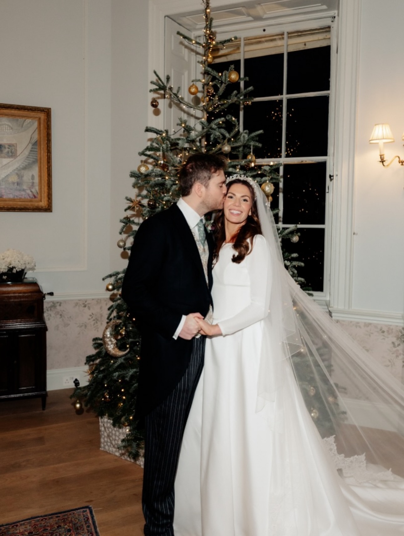 Hannah at @middletonlodge 🤍🎄
This weekend my gorgeous bride invited me up north (back to my own wedding venue!) to complete 12 gorgeous girls. She had me stay all day for those all important little touchups after the happy tears and it was the BEST to be back! 🫶🏼
So lovely to see gorgeous moments unfold and feel like an extra glam friend on the day too. Gorgeous winter whites and twinkly lights was the theme and for the glam we went glowy and snatched, keeping the look classic to suit her Kate Middleton vibes. Perfection all day ✨
Hai @emilyhawkeshair
Photos @love_and_luna_photography
Venue @middletonlodge
