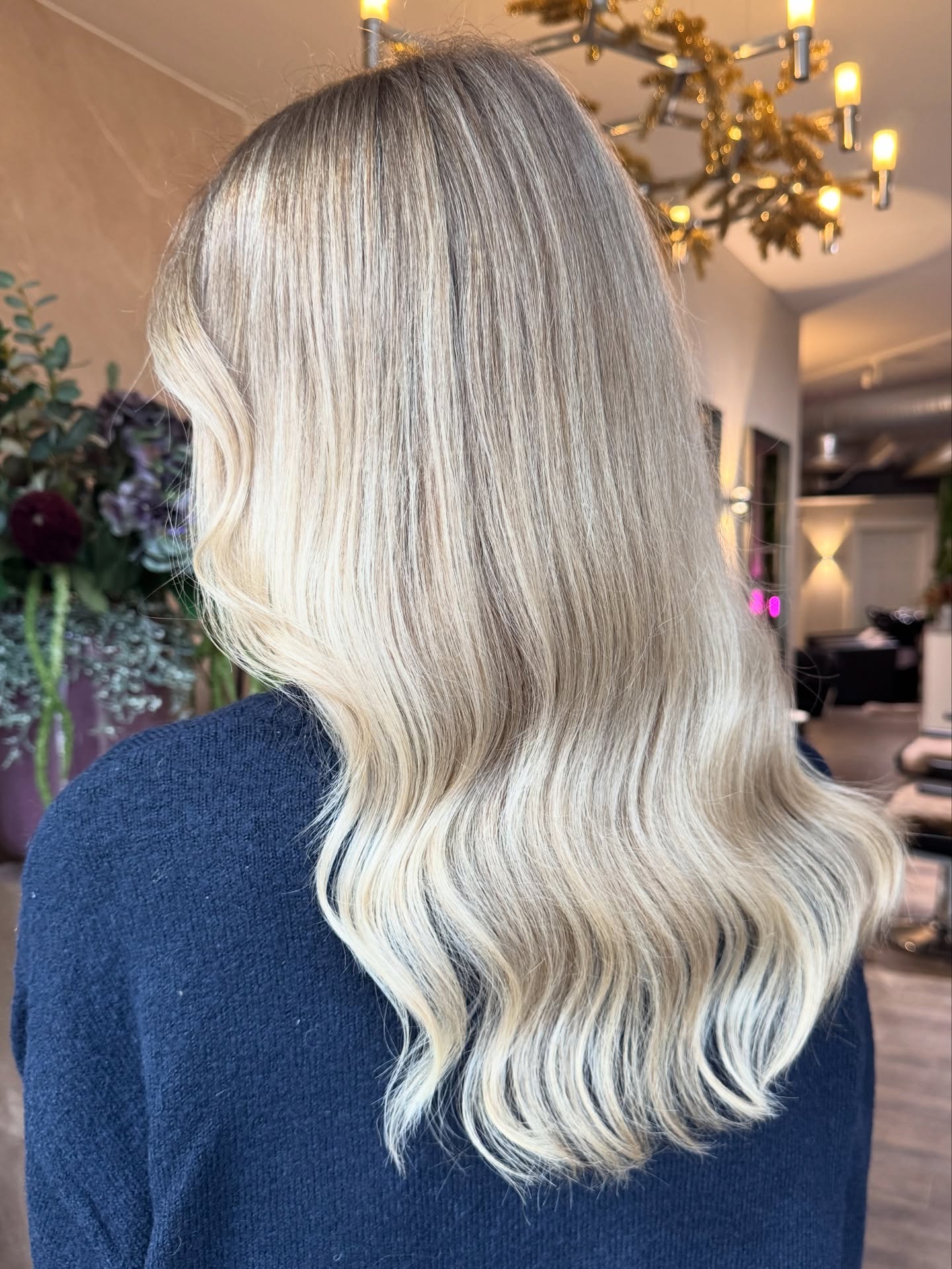 Blond zu kreieren ist für mich mehr als nur Farbe – es ist Präzision, Gefühl und Erfahrung.
Softe Übergänge, maximale Helligkeit und ein natürlich wirkendes Finish entstehen nicht zufällig, sondern durch individuell platzierte Highlights, kontrollierte Aufhellung und ein perfektes Ton-in-Ton-Veredeln.
Jedes Blond wird auf Haarstruktur, Ausgangsbasis und Hauttyp abgestimmt – für ein Ergebnis, das nicht nur hell, sondern langfristig hochwertig aussieht.