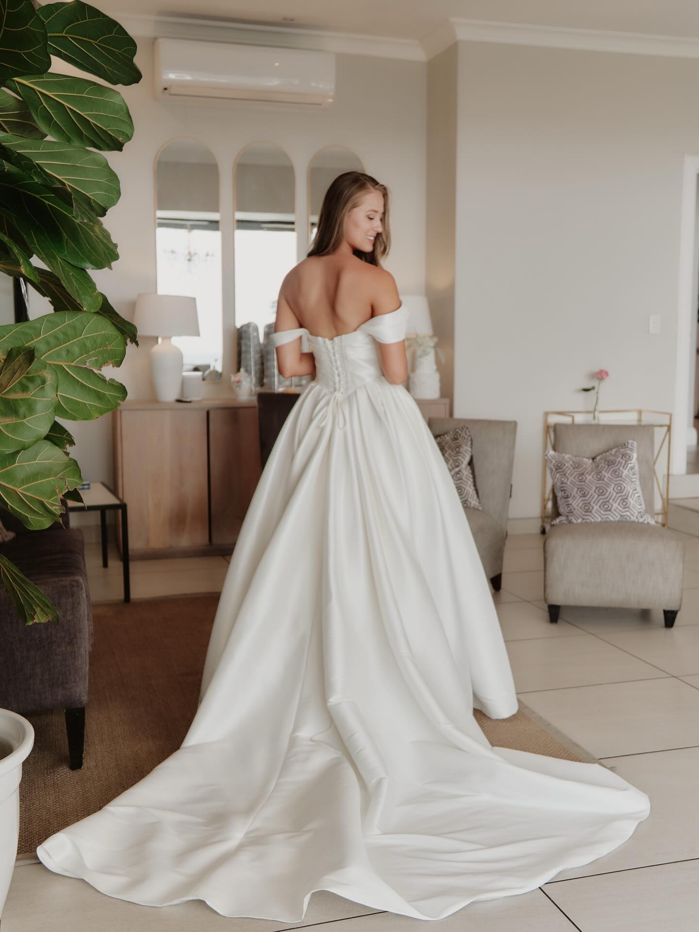 Falling in love all over again with this stunning gown by Olivelli🤍
#engaged #johannesburg #bride #wedding #detail