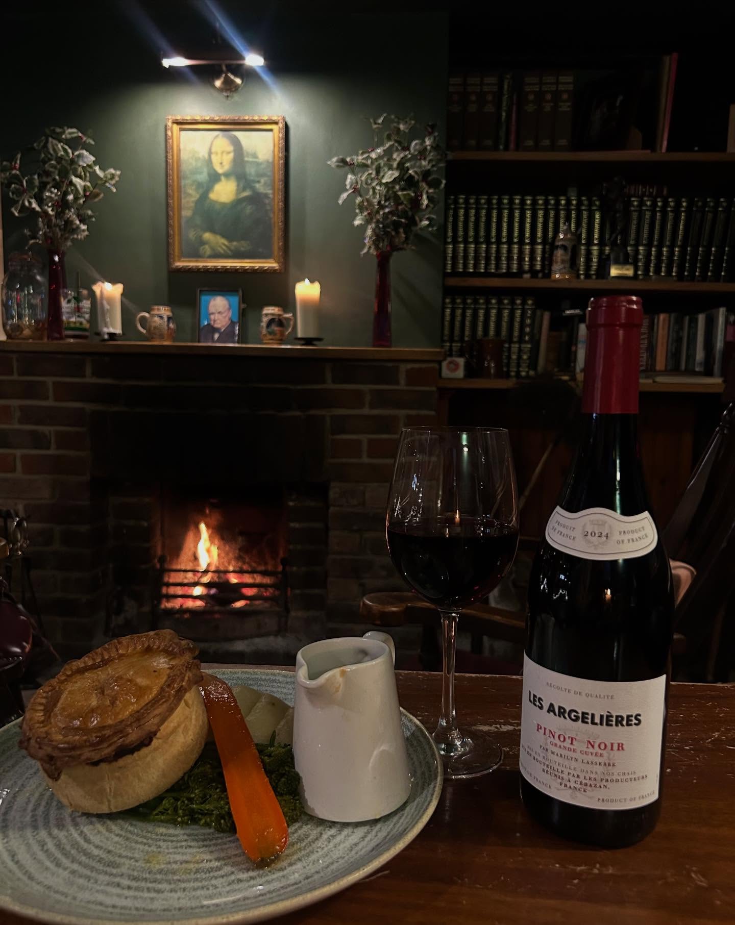 Pie, mash and all the festive feels ✨ Served warm, enjoyed by the fire, made with love🥰 pop down this evening to start your weekend in the perfect way✨ #harveys #pubchristmas #sevenoaks #kent
