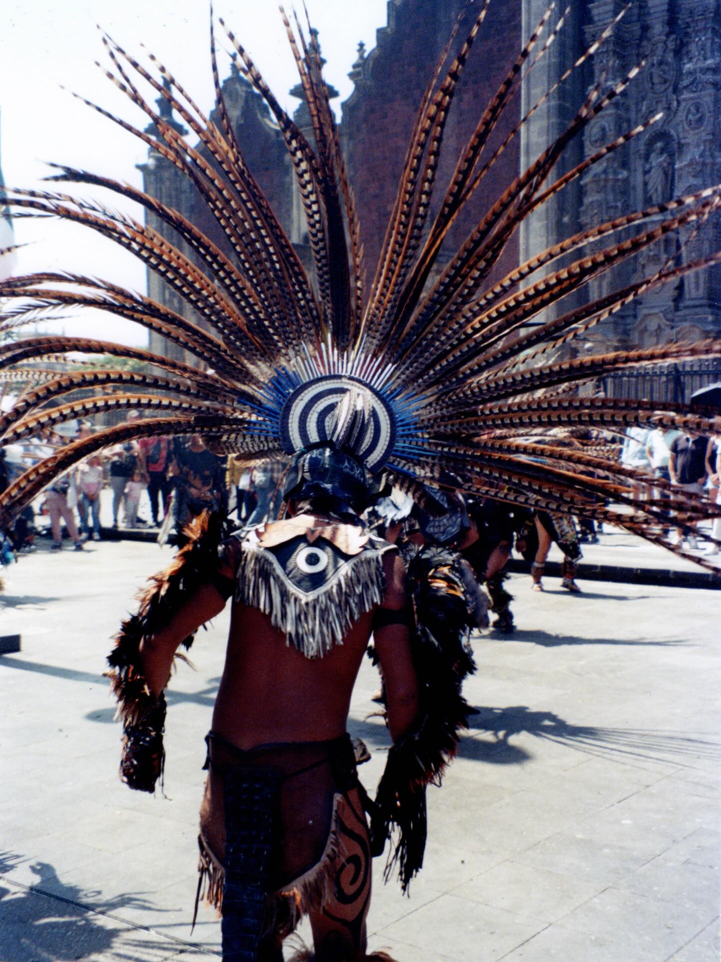 #offrezdelart Photo is back 📷 📸
Nous avons sélectionné une photographie de Max Charhon pour la curiosité du sujet, l’originalité du cadrage et la singularité du tirage. À glisser sous le sapin 🎄
Mexico city
Winter 2024
25 x 30,5 cm
Fuji Gloss paper.
Short on Portra 400
Ed 1/3
Prix : 250€
✨La photographie est encadrée dans une caisse américaine blanche.
Max Charhon, né en 2000 à Paris, est un directeur artistique et photographe français. Diplômé de l’école Penninghen, il a en parallèle de sa formation expérimenté la photographie argentique lors de voyages ou de projets collectifs avec un attrait particulier pour la photographie de rue.
Visible sur rendez-vous
Collection Stéphanie Peyrissac
9 avenue de Lamballe 75016 Paris
☎️ +33 6 11 72 55 88
📧 contact@collectionstephaniepeyrissac.
#artlovers #photo