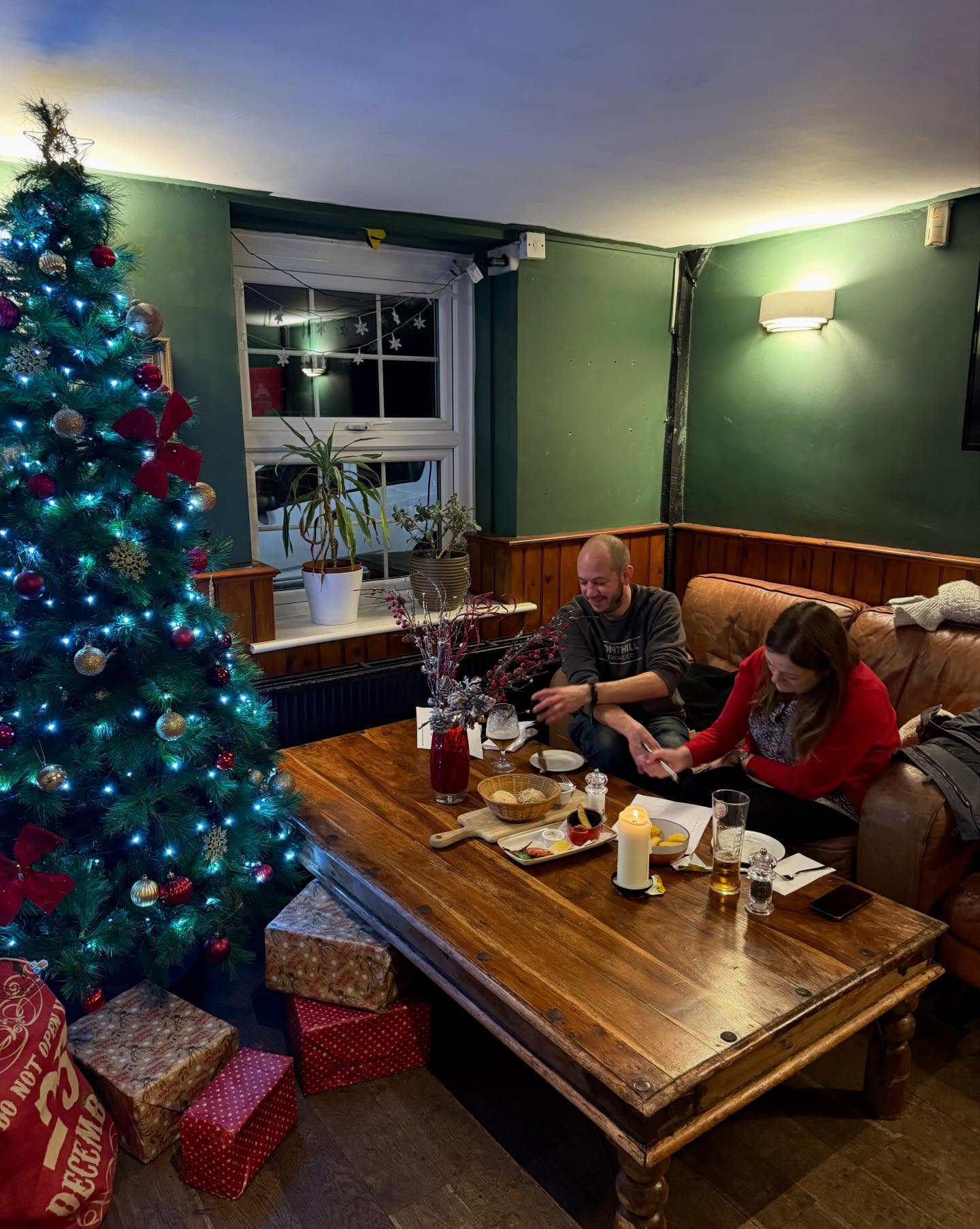 🎄 Christmas Quiz Night at The Bricklayers Arms, Chipstead 🎄
📅 23rd | ⏰ 6pm
Mulled wine, hearty dishes, and a quiz best enjoyed surrounded by friends and festive cheer 🍷✨ #harveys #christmasquiz #chipstead #kent