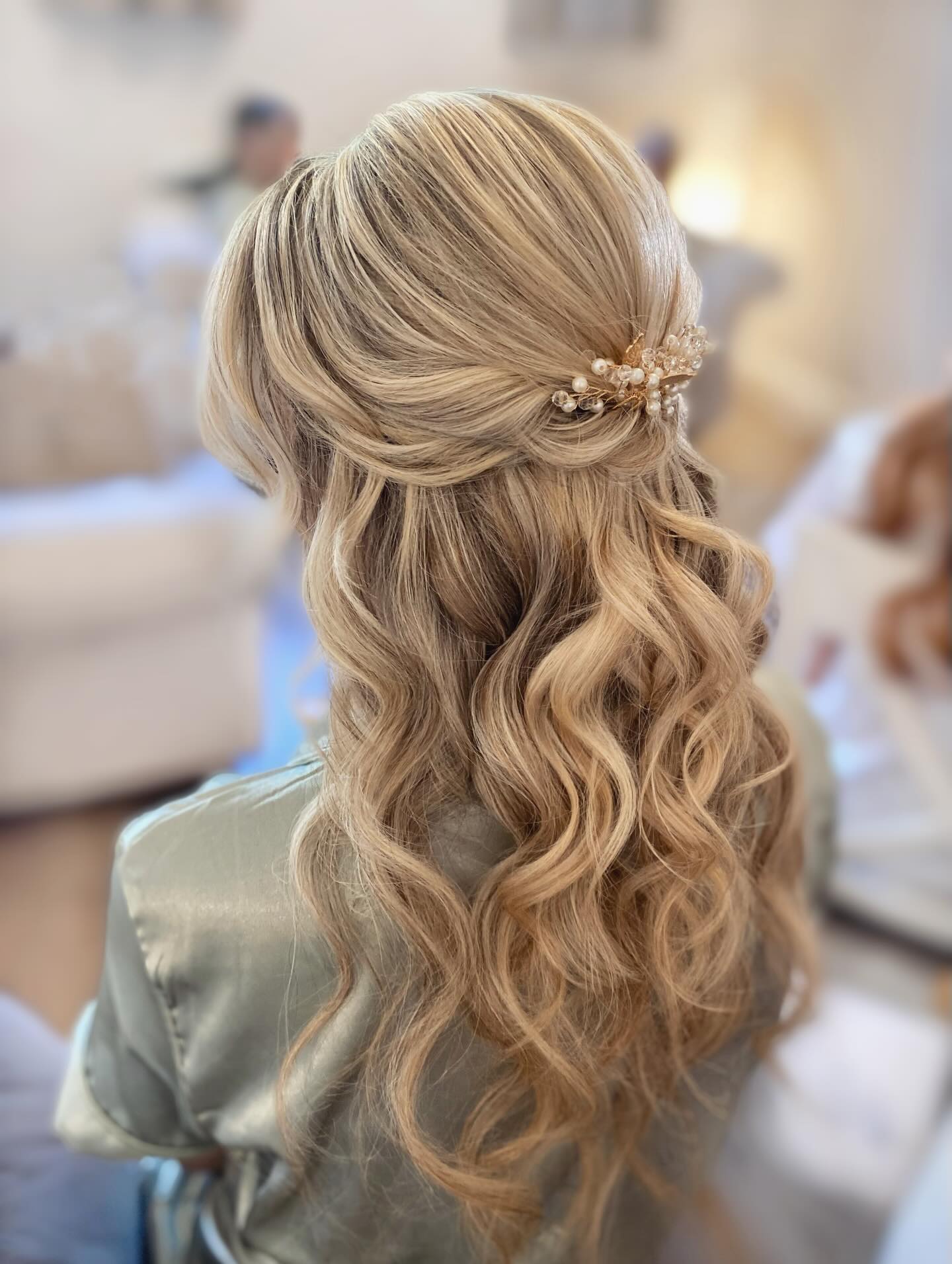 Some styles just stick ✨🤍 soft half up shapes are one of my bride’s favourites. They feel effortless, flatter everyone and look beautiful!
Tap to save this for your wedding inspiration 🫶🏼
#holmewoodhall #bridalhair #stamfordhairstylist #peterboroughweddings #bridalhalfuphalfdown
