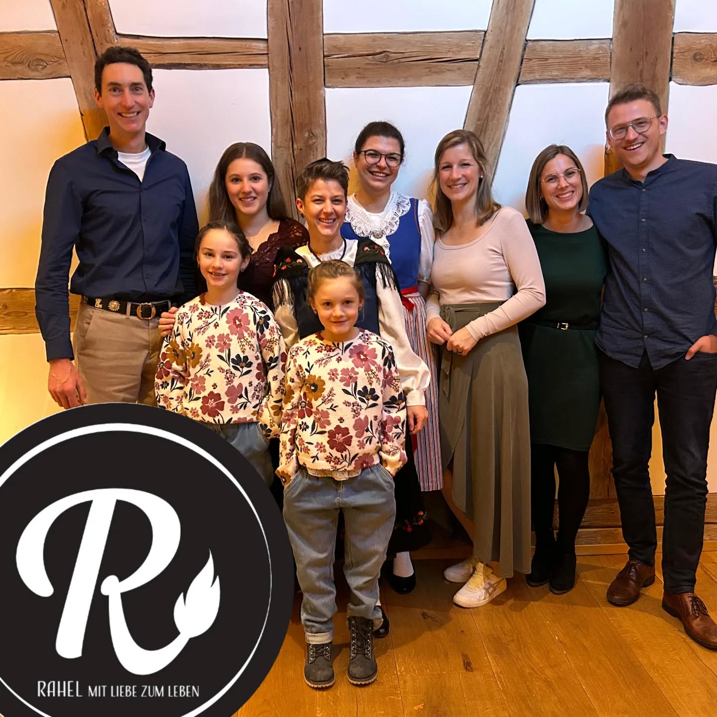 D A N K E zum 1️⃣
Die #Landfrauenküche2025 neigt sich langsam dem Ende zu.
Voller Dankbarkeit sage ich, Danke...
💛 meinem Mann, der mich liebt, so wie ich bin und mit mir all verrückten Projekte meistert, die mir in den Sinn kommen.
💛 unseren Kinder, dir voller Energie und Leben sind. Die mich herausfordern und mich lieben, die mir zeigen wie wertvoll und kostbar das Leben ist.
💛 meiner Schwester und Freundin @frischi_c für die Unterstützung vor, während und nach dem Dreh. Für deine Hilfe im Alltag, für dein offenes Ohr, deine Zeit, dein Ermutigen... Danke büßt du meine Schwester ❤️
💛 meinem besten Schwager @eliamaechler (der einzige), der uns immer unterstützt. Mit den Kindern Experiment und Spiele spielt, mit einer Geduld die beeindruckend ist.
💛 meiner Küchhilfe @_naema_j für die Zeit die du uns schenkst und die Freundschaft die daraus entstanden ist. Naema hatte im 2023 ein 12 Wöchiges Praktikum bei uns gemacht, im Rahmen vom #bündnersozialjahr. Vieleicht gibt es im 2026 ein neues Projekt 😉 wer weiss...
💛 meinen besten Freundin Christa und Katrin für die Gespräche und das Anteilnehmen im Hintergrund. Danke, dass ich mit euch mein ❤️ teilen kann.
Liebe Grüße
Rahel💛
#biohof_rofel #langwies #schanfigg
#rahelmitliebezumleben #srfbidelüt #Landfrauenküche #bäuerin #freundefürsleben #arosa #regionplessur