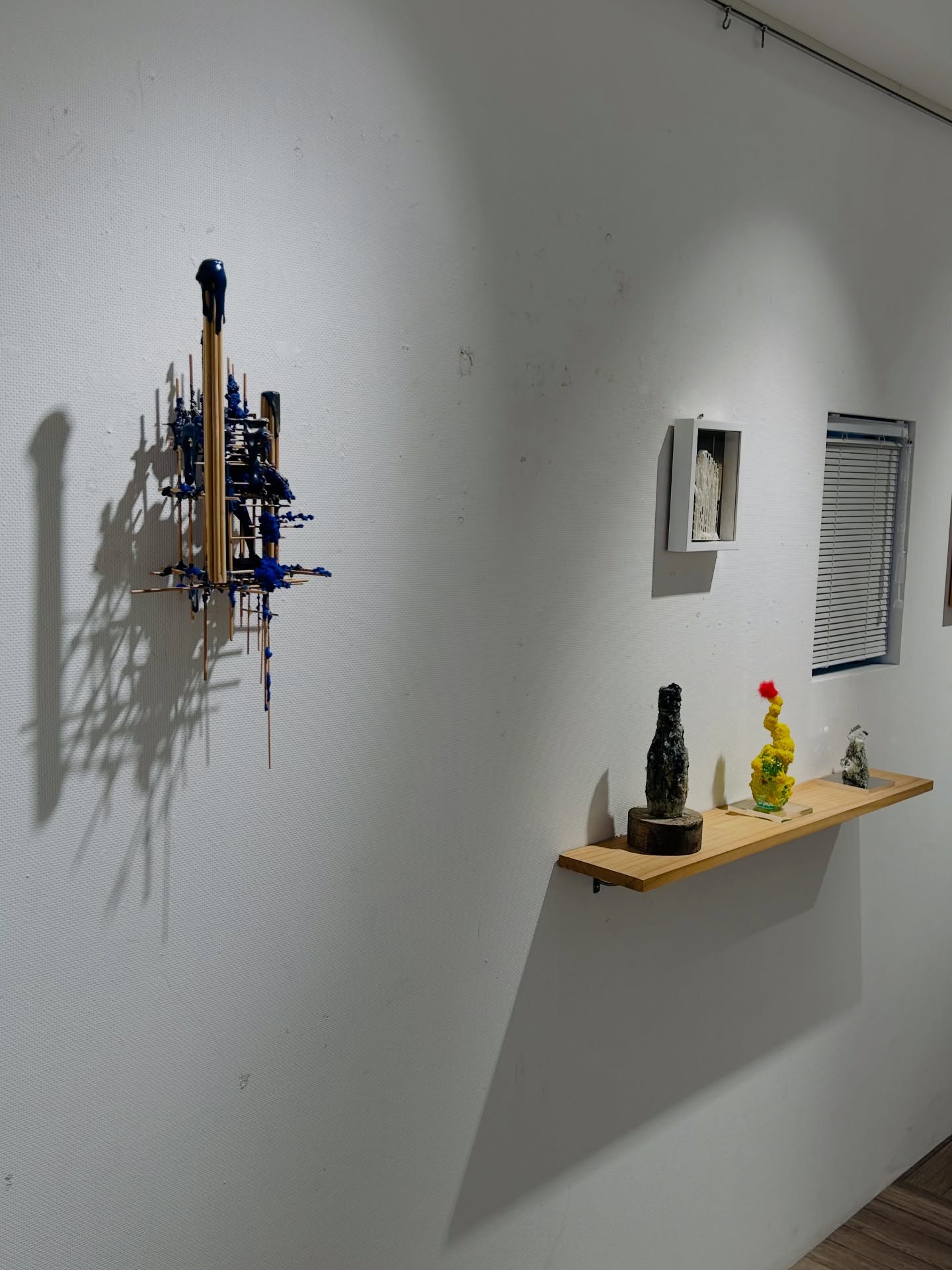 Masaki Tani solo exhibition
「漂う間、寄る辺の支持体 — Floating Ma, Anchoring Supported 」
2025 | 12 | 13 sat - 21 sun
11:00-18:00(最終日のみ17:00まで)
※入口が閉まっている場合は、看板の電話番号におかけください。
Gallery Bricolage
(兵庫県神戸市中央区山本通2丁目14−22 3F)
人もモノも世界の現象も魂も、全ての存在はマクロな視点からは「あらゆるものが支持体として仮の状態で存在している」と同時に、ミクロな視点では「真な状態として完璧に存在している」。私はこれを支持体論として、制作と併せて創作の両輪としてきました。本展ではその支持体論を象徴的に体現した作品Unpronounced シリーズを中心として、2023年の個展「Masaki Tani -syncasync-」で発表した立体作品などと共に、その変遷を辿る形で構成されます。
【イベント】
●ワークショップ
Drawing for Gravity という作品の制作体験を行います。インクのつけたガラス玉を紙の上で転がすと言う手法なので、老若男女どなたでもお気軽にご参加ください!
日時: 12/21(日) 13:00-14:30
会場: 同会場1F (PIPELINE株式会社)
定員: 10名程(当日参加可)
料金: 2,000円
●ギャラリートーク
作家本人による作品解説と共に、この3年間の海外展示などを振り返ります。
日時: 12/21(日) 15:00-16:00
会場: 同会場1F (PIPELINE株式会社)
定員: 15名程(当日参加可)
料金: 無料
【イベント予約方法】※当日参加も可
下記アドレスへ
「参加イベント(ワークショップ、ギャラリートーク)」
「参加人数」
「代表者氏名」
「メールアドレスなどご連絡先」をお送りください。
↓
tanisanchi88oo@yahoo.co.jp
#gallerybricolage #美術 #芸術 #アート #谷正輝