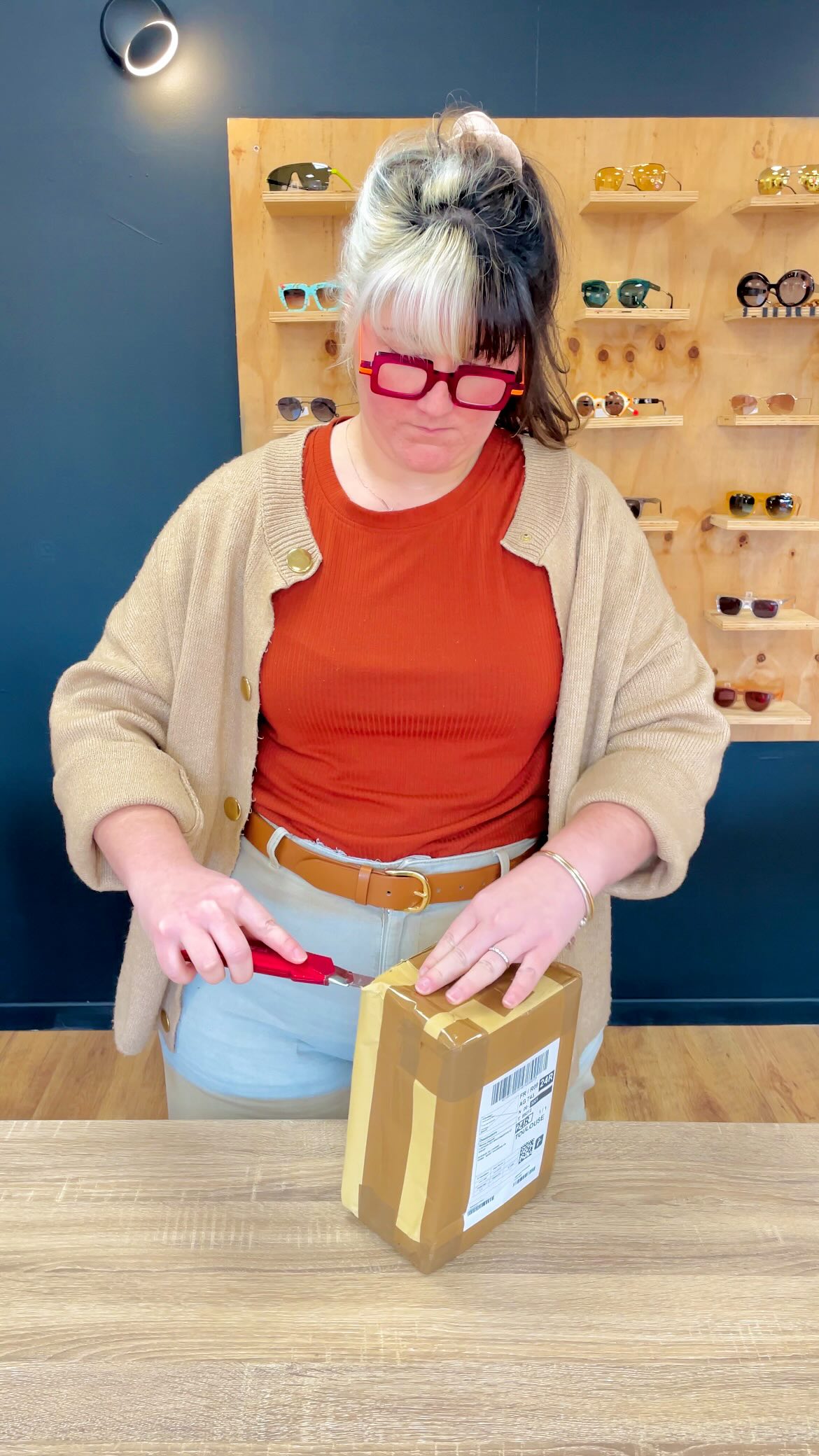 Une chute, une monture tordue, des verres rayés, des lunettes qui ne tiennent plus correctement.
C’est le genre de situation qui inquiète beaucoup quand on y est confronté.
Pourtant, de notre côté, ce n’est pas une source de stress.
Quand on a l’expérience, l’ancienneté et le savoir-faire, on commence toujours par analyser, comprendre, démonter, redresser… et voir ce qui peut être restauré avant de remplacer.
Les lunettes ne sont pas qu’un objet fragile.
Elles sont faites pour protéger, encaisser, et parfois même sauver un visage.
À nous ensuite de faire le maximum pour leur redonner une seconde vie.
📦 Ici, une monture arrivée par la poste après une chute importante.
👉 On va prendre le temps de s’en occuper correctement.
La suite arrivera après les fêtes 🎄
Quand tout sera prêt.