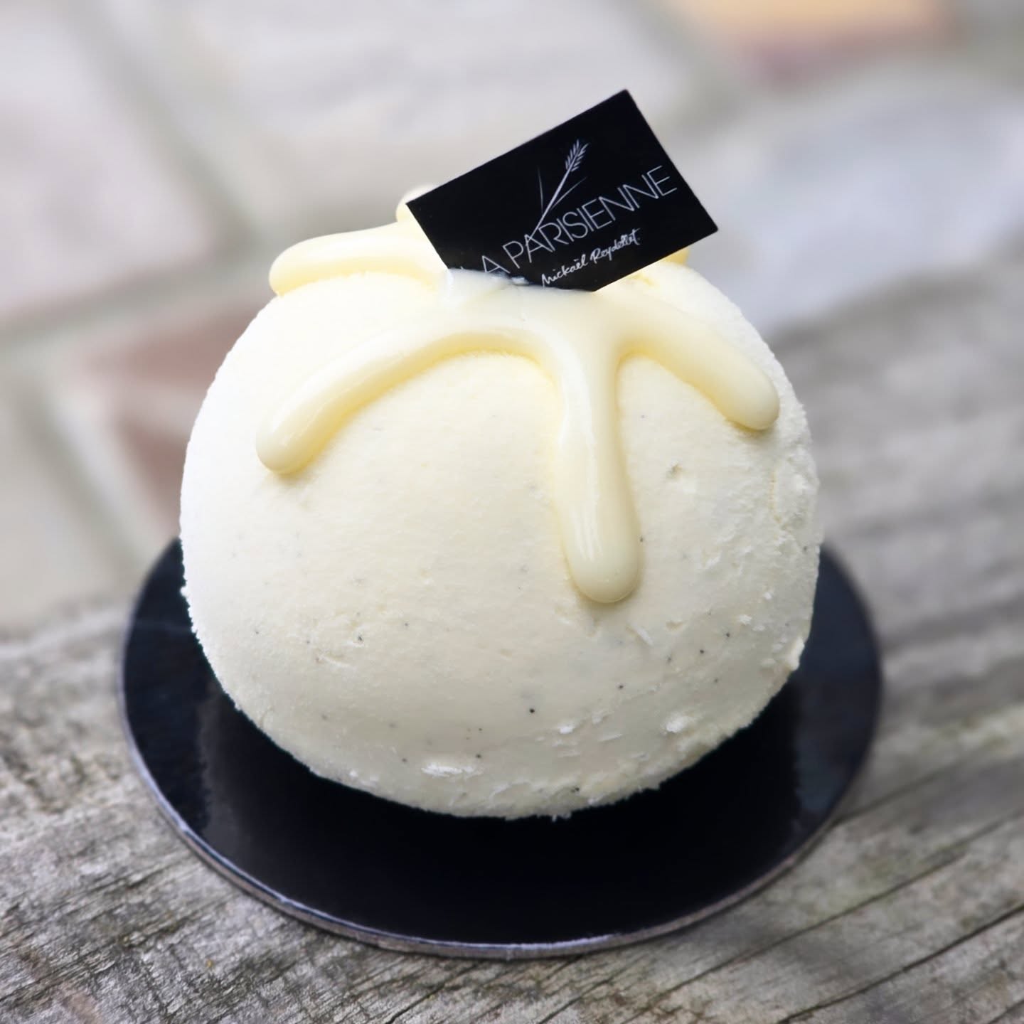 Pour le Menu de Noël retrouver dans nos casiers la boule de Noël Vanille Noisette by @b_laparisienne.
Un biscuit moelleux amandes, praliné noisette du Piémont, crémeux intense vanille et ganache montée vanille.
Un délice 🥰 à venir déguster sans tarder.