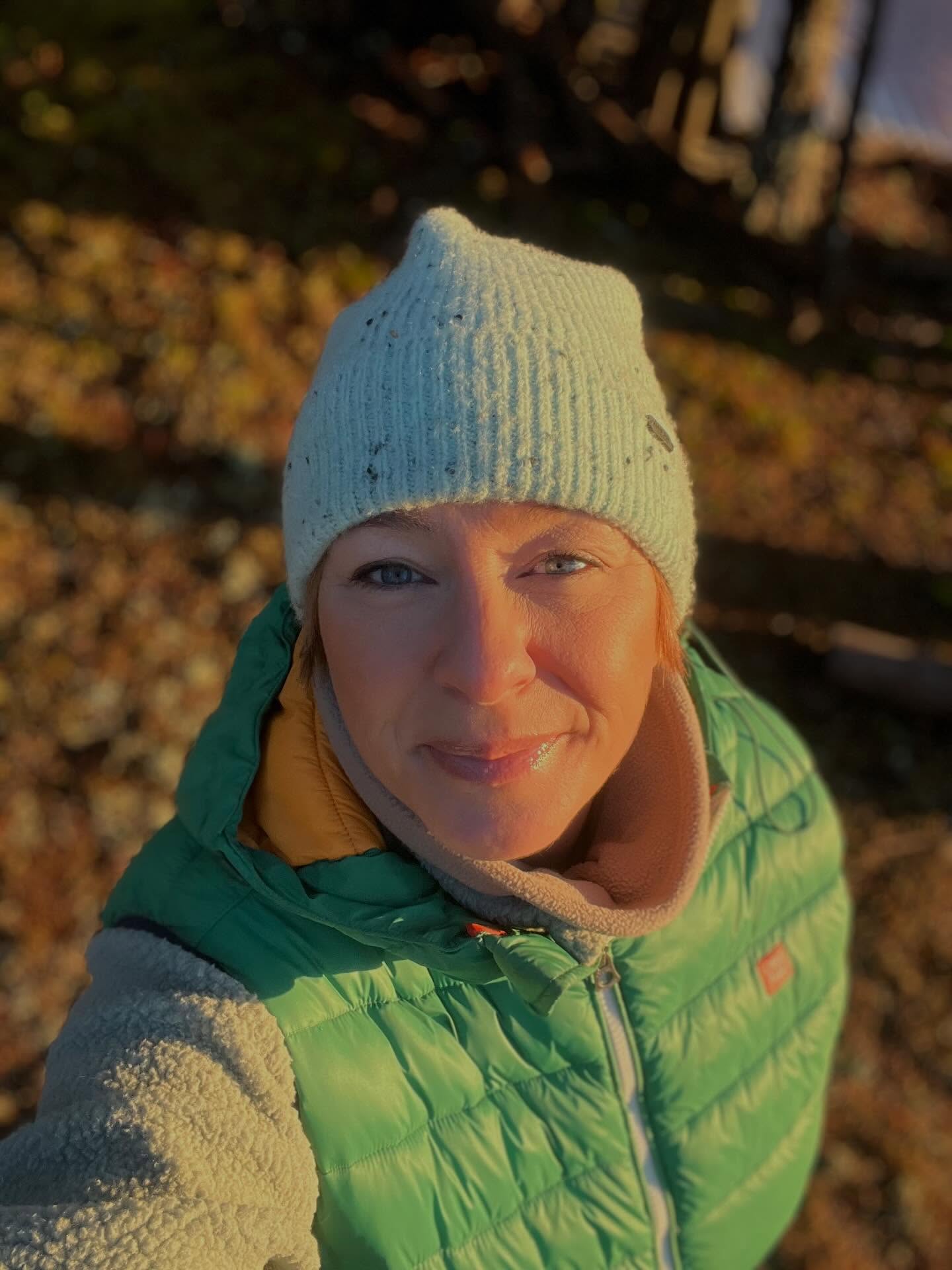 Fredag och snart jul 🎄
Veckan har innehållit det mesta, ungefär som vädret.
Hela skalan från dimma och nattsvart mörker till uppsprucken himmel och sol.
Tappad tro, tvivel och frustration, till hoppfullhet och tillförsikt.
Och igår avslutade vi Yogaåret, med en påminnelse om att du behöver stå med på din egen lista över dom viktigaste personerna i ditt liv 💫
Samtal och möten som innehållit så mycket uppdämd sorg, lögner och besvikelse.
Missbruk, våld och separationer.
Unga som tvivlar och ängslas, som förlorat riktning och kompass och som hanterar ångest med olika grader av självskadande.
Men tro för allt i världen inte att mörkret är hugget i sten.
Livet, och du är alltid i rörelse, alltid i förändring.
Vi ser det inte från dag till dag. Men med perspektiv ser vi skiftena i backspegeln.
Och när du landar i insikter och rannsakan och ber om hjälp, är hälften redan vunnet.
Då är första steget på din nästa resa redan tagen, hej framtidstro och beslutsamhet.
Vi har också konstaterat att det ena inte utesluter det andra.
Och ibland och oavsett trygghet och självklar riktning så dippar självförtroendet och tron på sin förmåga och kapacitet emellanåt.
Av olika orsaker dyker tvivlet och ifrågasättandet upp.
Kanske en påminnelse om att vara ödmjuka.
För ingenting varar för evigt eller bör tas som självklarheter.
Min unge sa när vi pratade om tvivel och bristande tro, ”men va, tvivlar du också på dig själv mamma, du som kan allt”.
Fint med en ständig supporter som aldrig tvivlar på sin mors förmåga 💫
Och det får avsluta fredagsreflektionen. Jag önskar dig en riktigt fin helg ✨
#samtalsterapisundsvall #läkandesamtalankarsvik #anhörigstödakwarnerud