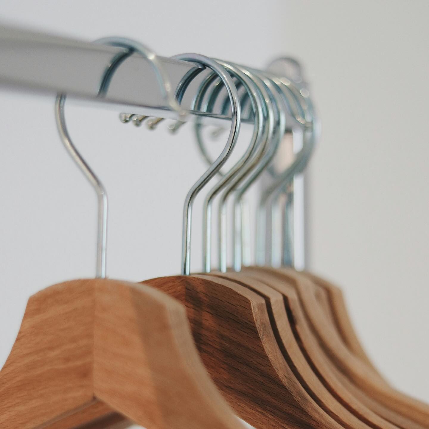 What you see first thing in the morning matters.
This client’s closet went from packed and overwhelming to calm and colorful, with everything in reach.
Getting dressed feels easier — and that changes the whole day.