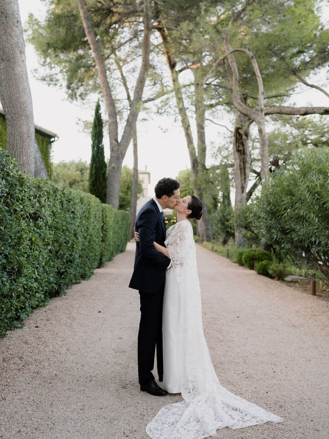 2025 s’achève et quelle année, ma nouvelle préférée ! Merci à tous les couples extraordinaires qui ont croisé mon chemin et qui m’ont confié un sacré moment de leur vie.
Parmi eux ces deux stars, Hadley et Victor, dont j’ai le plaisir de vous partager quelques images de leur mariage canon, chic et en couleur !
#weddingplannerenprovence #weddingcollection #weddinginspiration