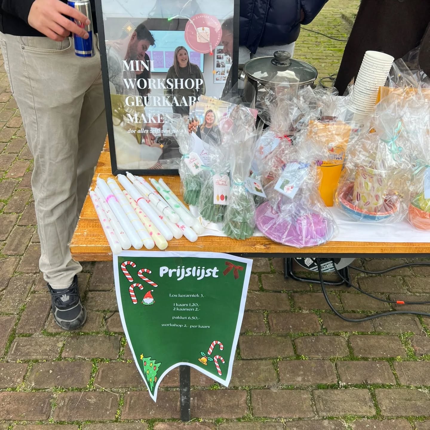 Als Bosschenaar kon ik natuurlijk niet achterblijven 🫶 Dit jaar steun ik met liefde @seriousrequest
De toppers van @kw1c benaderden mij met de vraag of ik hun actie wilde steunen. Say no more, natuurlijk wilde ik dat ✨
Tijdens de kerstmarkt van @kw1c geven zij een mini workshop kaarsen decoreren. Ik heb dinerkaarsen en kerstboomkaarsen gesponsord die zij daarvoor gebruiken.
💙 Alle opbrengsten gaan naar @spierenvoorspieren.
Ik draag dit een extra warm hart toe en vind het zó belangrijk om, waar ik kan, bij te dragen aan dit soort mooie initiatieven.
Dus: kom langs bij @kw1c aan de Vlijmenseweg, steun de studenten en decoreer je eigen kaars 🕯️✨
Samen maken we impact.
Liefs,
Robin van @rawcandles.shop