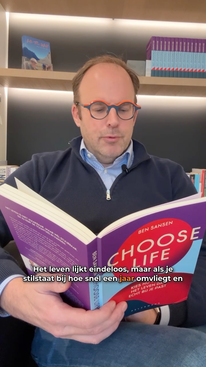 Het leven lijkt eindeloos, maar als je stilstaat bij hoe snel een jaar omvliegt en hoe vaak je zelf nog Kerstmis kan vieren, dan ga je er
toch op een andere manier naar kijken.
Heb je daar al eens bij stilgestaan? Wat ga jij nog doen met de tijd die jou nog rest? Welke droom stel jij uit tot later, wanneer je er tijd voor
hebt? Of tot ooit?
#ChooseLife #boek #BenSansen #gavoluitvoorjedromen