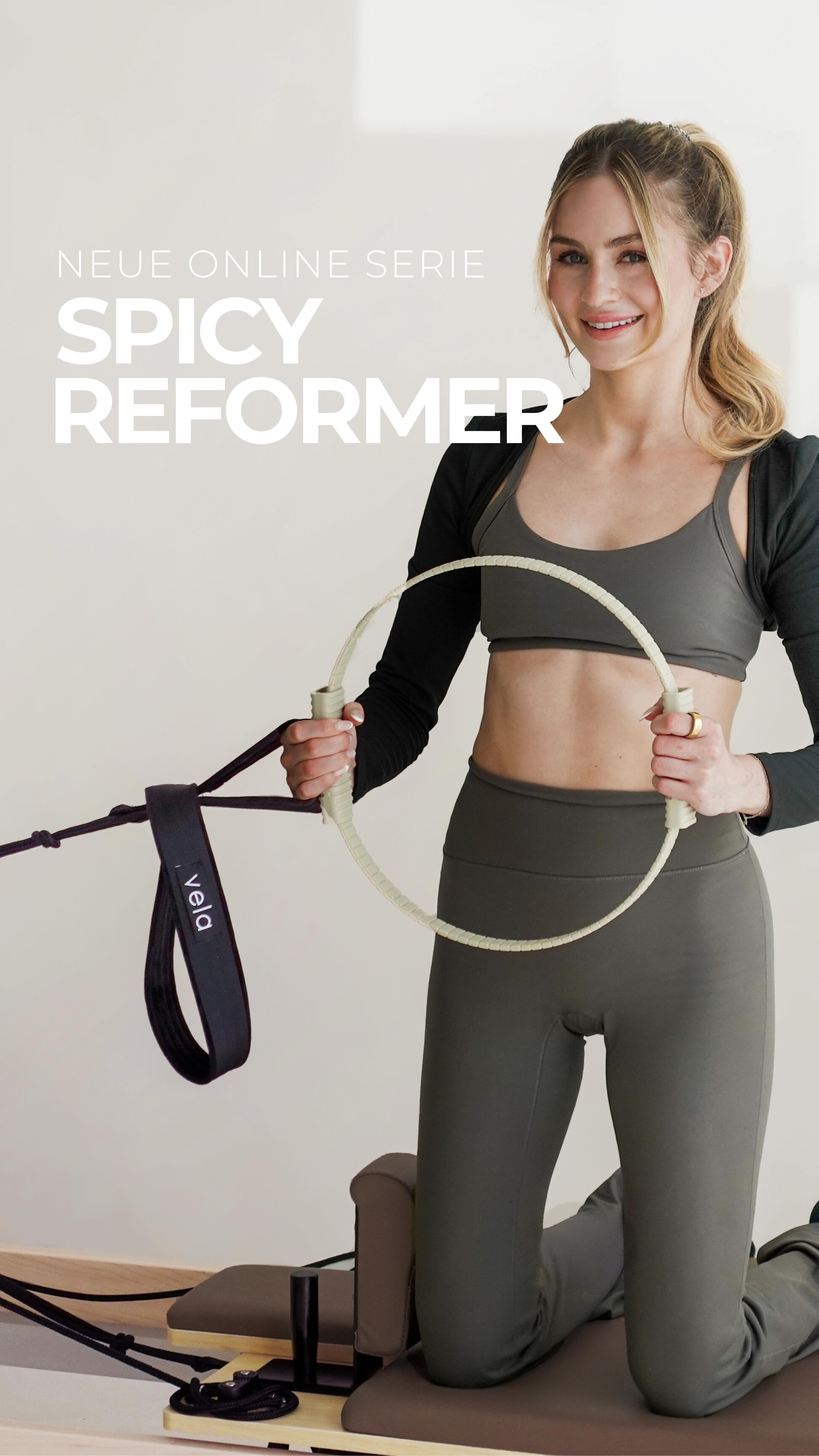 Du suchst eine kleine Challenge auf deinem Reformer? „Spicy Reformer“ bringt dich ins Schwitzen und stärkt deinen gesamten Körper. Mit kreativen, dynamischen Sequenzen fordern wir dich heraus – ohne auf Präzision und Kontrolle zu verzichten. Der Mix aus Workouts definiert deine Muskeln, stärkt deinen Core und verbessert deine Balance sowie Koordination.
Für den zusätzlichen Sculpt-Effekt nutzen wir den Pilates Ball, Magic Circle und kleine Gewichte. Let’s go! @paulahiendl