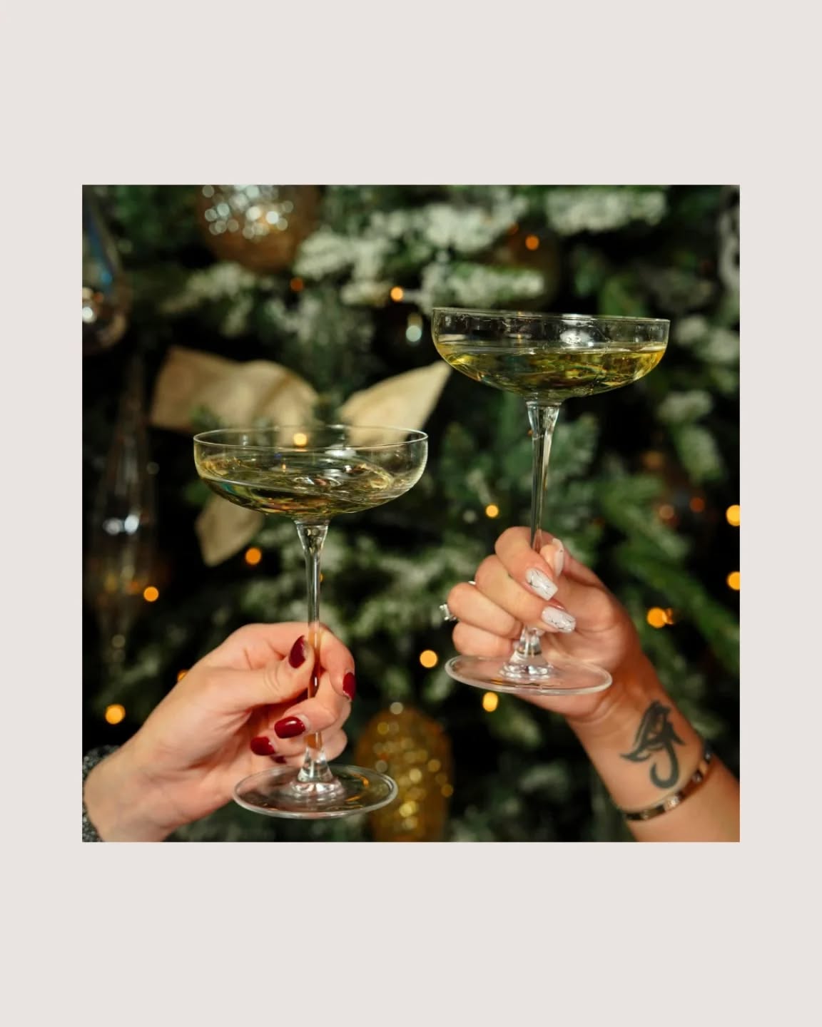 Kerstmis en Nieuwjaar staan voor de deur 🎄
En dan vragen onze borstvoedende mama's zich wel eens af of zo'n glaasje bubbels toch echt niet kan? 🥂
Wel, het kan! 🥳
Wil je graag één glaasje drinken bij de jaarwisseling én heb je je baby bij jou?
Hou er dan rekening mee dat 1 glas bubbels ongeveer 2u duurt om het af te breken. Drink dus best je glaasje net nadat je voeding hebt gegeven 😊 De kans dat het dan afgebroken is tegen de volgende voeding en niet meer in je melk komt, is dan heel groot.
Twijfel je om aan te leggen? 🤔 Geef dan een flesje alcoholvrije afgekolfde moedermelk.
Wil je graag meerdere glaasjes drinken 🤪 én zorgt iemand anders voor jouw baby?
Hou er dan rekening mee dat als je 3 glazen drinkt, het ongeveer 6u duurt tot de alcohol uit je borsten is verdwenen. Als je dus binnen die tijdspanne kolft, gooi je melk dan weg voor de veiligheid van je kleintje. Geniet wel des te meer van je me-time als je daar nood aan hebt 💃🏻🕺🏻
Nog enkele weetjes:
🔸️ Alcohol wordt als je er bij eet alleen trager opgenomen, de afbraaksnelheid blijft hetzelfde.
🔸️ Niets kan de afbraaksnelheid versnellen, ook geen water, koffie of slaap 😬
🔸️ Alcohol wordt even snel opgenomen in je bloed dan in je moedermelk.
🔸️ Alcohol verdwijnt na het afbraakproces ook gewoon terug uit je melk. Dus als je de vooropgestelde tijdspanne aanhoudt of zelfs overschrijdt, is je melk terug alcoholvrij 😇
Even wel nog kaderen dat dit GEEN publiciteit is vóór alcohol. Doe vooral waar jij je goed bij voelt. Wil je doorzakken, laat dan iemand anders voor je oogappel zorgen. Hou je je baby toch liever dicht bij jou, kies dan voor één van de vele lekkere alcoholvrije alternatieven 🍹😋
Wat zijn jullie plannen? Baby weg of baby mee?
#alcoholenborstvoeding
#alcoholvrijealternatieven
#mocktail
#babysit
#dancethenightaway