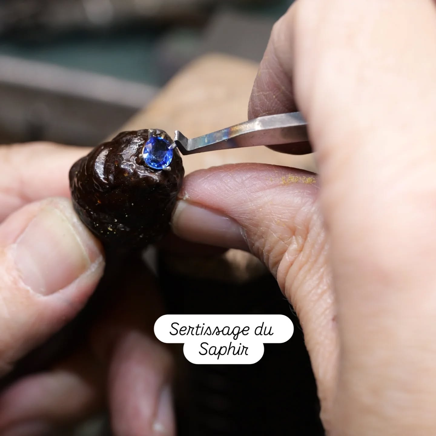 Le bleu dans toute sa splendeur. ✨
Ce pendentif en saphir naturel dévoile une limpidité rare et un bleu intense qui capture la lumière. L'alliance parfaite de la tradition et de la modernité.#saphir #bijoux #naturel