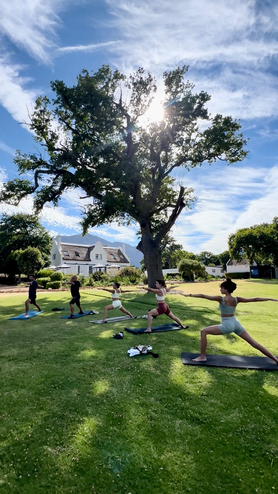 Sudáfrica se ha ganado nuestro corazón.
Qué viaje tan increíble hemos vivido juntos...
Dos alojamientos de lujo espectaculares, entre viñedos, montañas y flores, fueron nuestro refugio para desconectar y recargar energías.
Pero lo mejor de este viaje no fue nada material.
Fue la energía del grupo, los recuerdos compartidos y cómo profundizamos en nuestro conocimiento y práctica de yoga.
Volvemos a Valencia con el corazón lleno, la mente clara y un viaje inolvidable que nos ha enriquecido por dentro. ✨🧘♀️