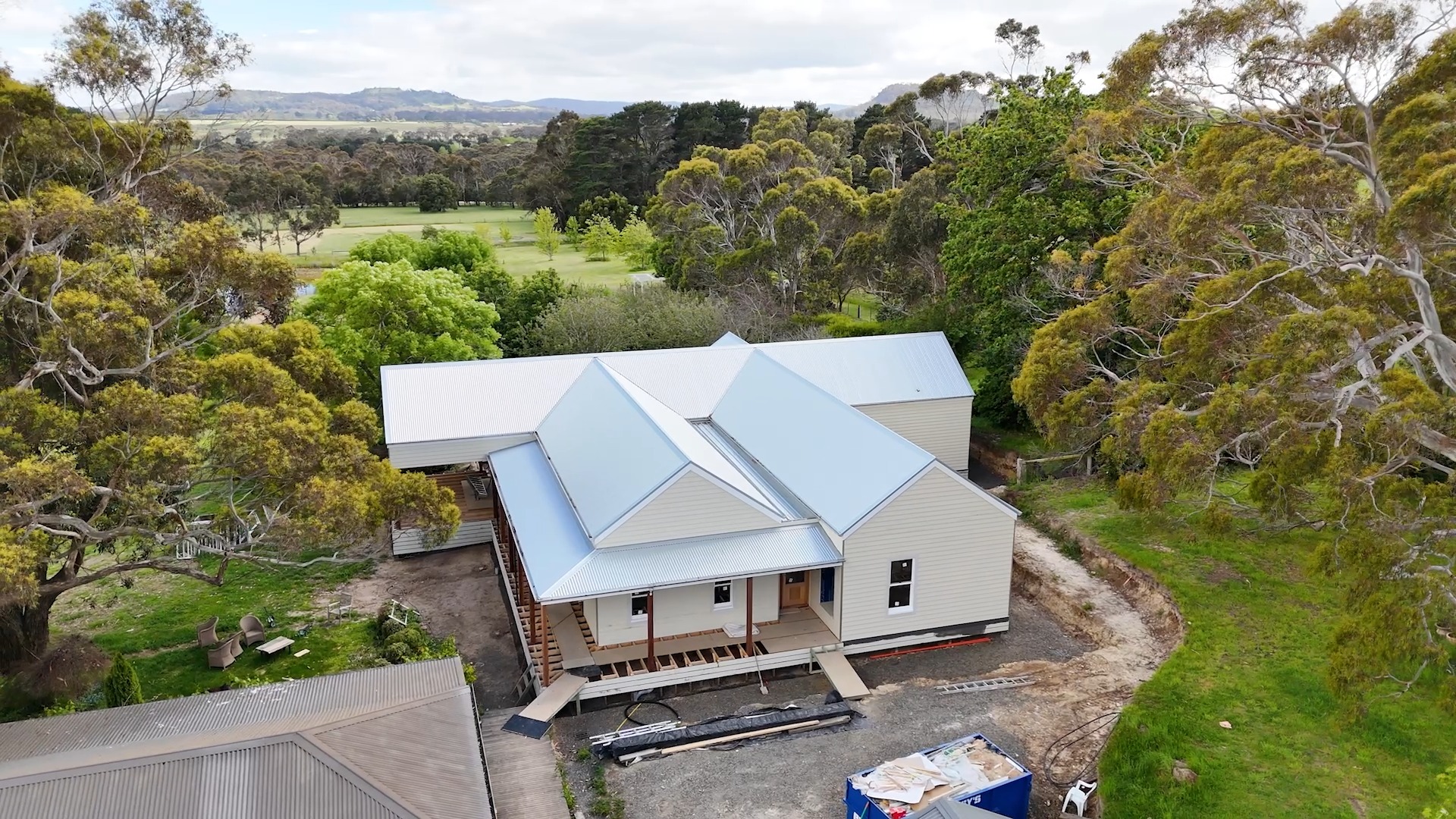 An exterior that’s well on its way - the weatherboards bringing definition and detail to this new build in Woodend. Inside, an impressive floorplan is taking shape, ready to come together in early 2026.
Design by @sosarchitects & @studiotomdesign
.
.
.
.
.
.
.
#buildtrend #buildtrendhomes #custombuilder #macedonrangesbuilder #regionalbuilder #architecturalbuilder #newhomebuild #customhome #qualitycraftsmanship #regionalarchitecture #weatherboardhome #woodendbuilder