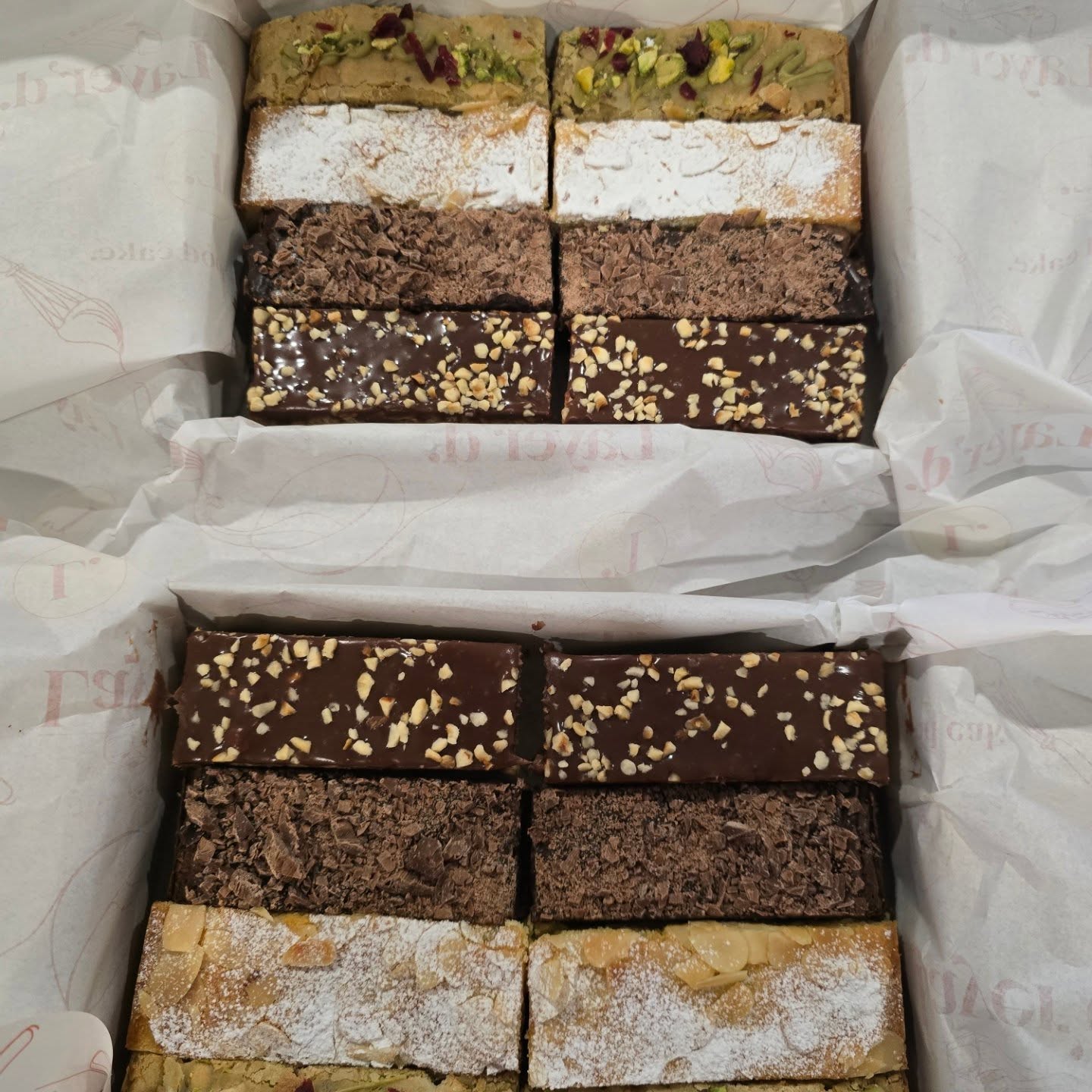 A little snapshot into a busy week in the Layer'd kitchen ✨️
Not many photos taken..... but
the treat boxes looked very good heading out the door 🎁
Hazelnut milk choc ganache 👌🏻
and Cherry Frangipanes 🍒
All made with Wildfarmed flour, better for the soil & better for you 💛
#layerd_cakes #eatgoodcake #bakefromscratch #artisanmade #delicious #instacake #christmastreats
#baking #wholesalecakes #coffeeshopsupply
#coffeeshoptreats #realingredients