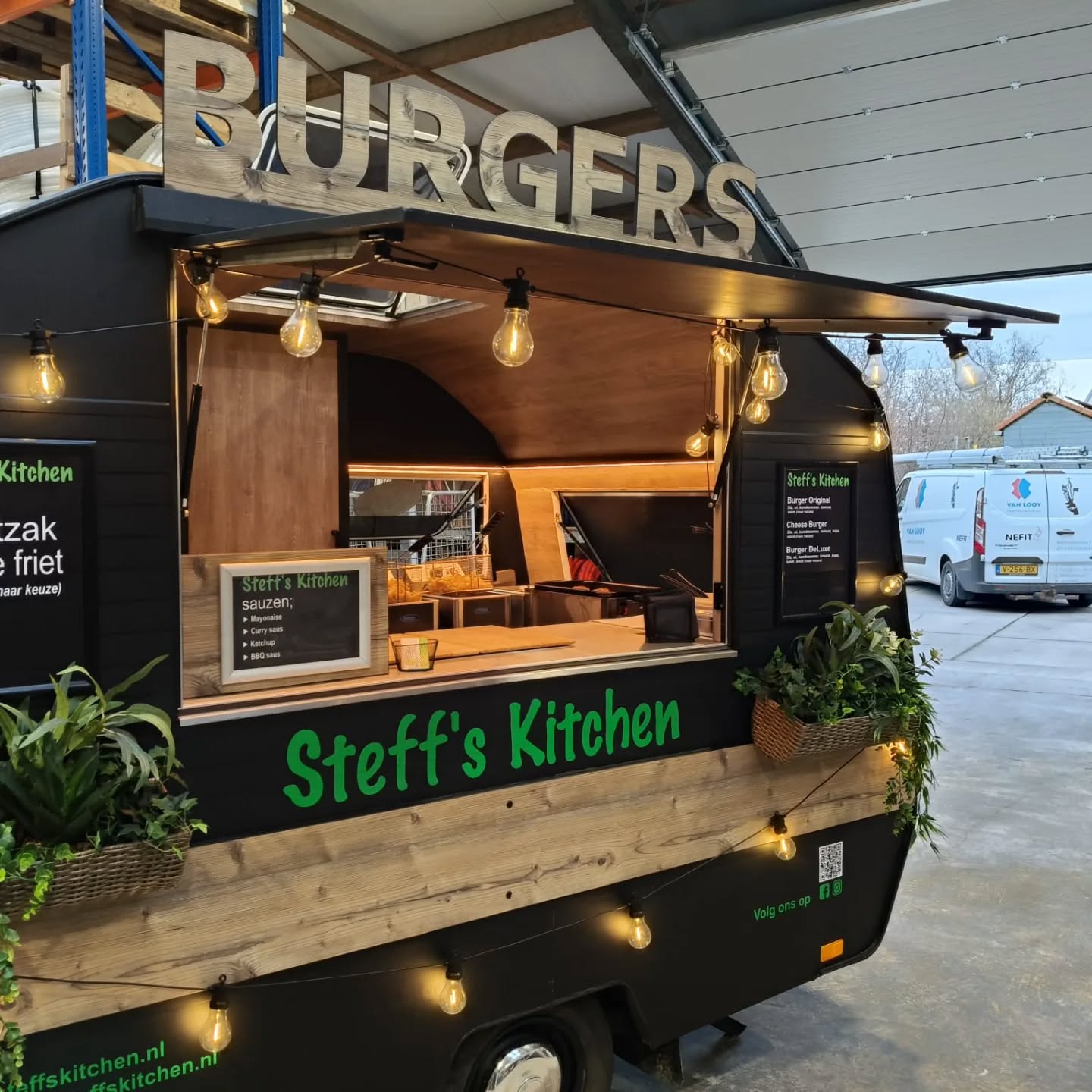🎄🍔 Kerstborrel met een bite! 🍟🎄
Vandaag staan wij met onze hamburger foodtruck op een gezellig bedrijfsfeest.
Verse broodjes hamburger van de grill en knapperige, verse friet om het feest compleet te maken.
Eet smakelijk & fijne feestdagen! ✨