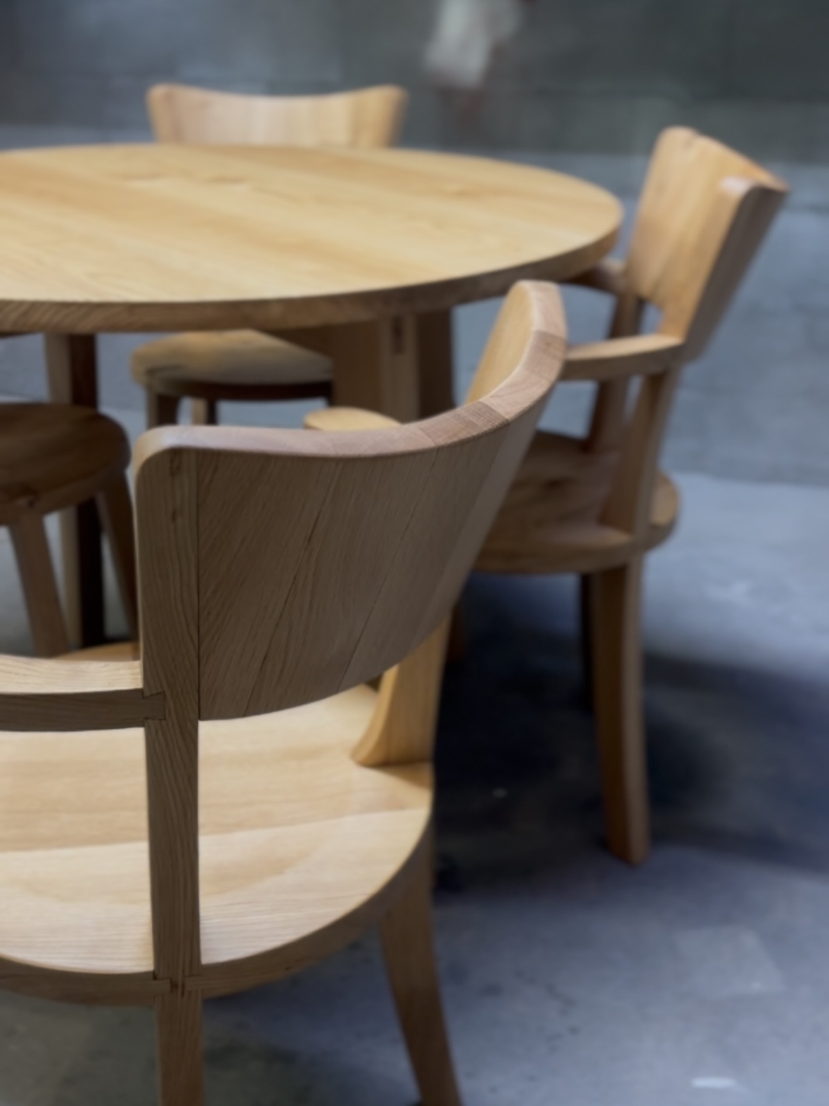 Tefu, a handcrafted dining set in European Oak
Four sculpted Tefu chairs paired with a circular table, designed and made by Stuart Douglas
#commissionedfurniture #eouropeanoak #design #handmade #contempory #luxury #hairloom