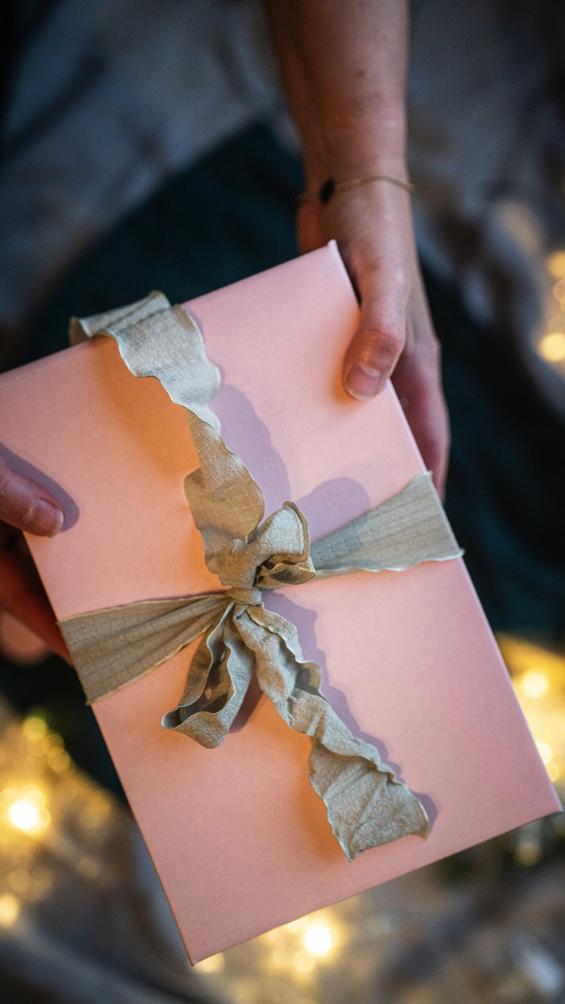 Další Tvořivý workshop je za námi — a bylo to boží!
Děkuji všem, kdo přišli. Společně jsme vytvořily přírodní poklady: vanilkový šlehaný krém, dámský čaj s mátou a další voňavé radosti. Na závěr jsme vše zabalily do krásných dárkových krabic, které udělají radost už na první pohled.
Pokud byste se příště rádi přidaly, určitě neváhejte.
A pokud zrovna hledáte originální dárek, který opravdu potěší — připravila jsem pro vás dárkové poukázky na mé workshopy i osobní konzultace na míru.
Mrkněte na můj web, nebo mi jednoduše napište do zprávy. 🌿✨Krásné předvánoční těšení!
#bylinkatka #bylinky #workshop #vanoce #diytvoreni