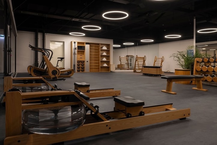 ✨ A new 5-star hotel gym experience in Dubrovnik.
A bright, modern and serene space designed with wellbeing at its core.
🇭🇷 @starfitness.hr
🏨 @hotelmoredubrovnik
Equipped for strength, balance and flexibility, every session invites you to slow down, recharge and feel your best — inside and out.
Where movement meets calm, and design elevates performance.
PaviFLEX — crafted for premium hospitality spaces.
#PaviFLEX #HotelGym #FiveStarFitness #Dubrovnik #LuxuryWellness #HospitalityDesign #PremiumFitness #WellbeingSpaces #GymDesign #LuxuryHotels #FitnessExperience