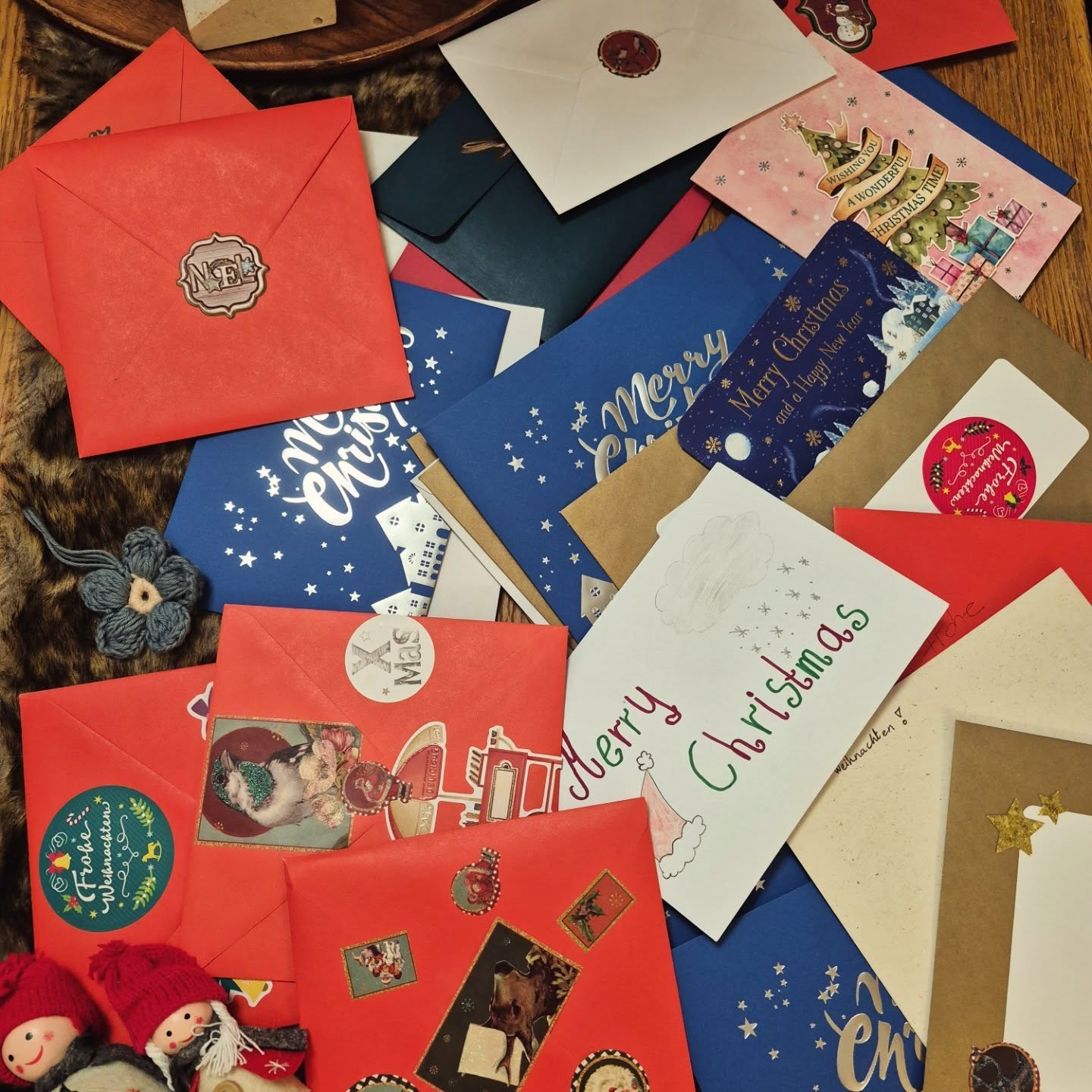 @postmitherz Die Weihnachtsgrüße der Klassen 7a und 8d sind unterwegs zu unbekannten Mitmenschen im Altenheim und Hospiz. Happy Christmas 🎄🎅✨️ wünscht die #srsamberg